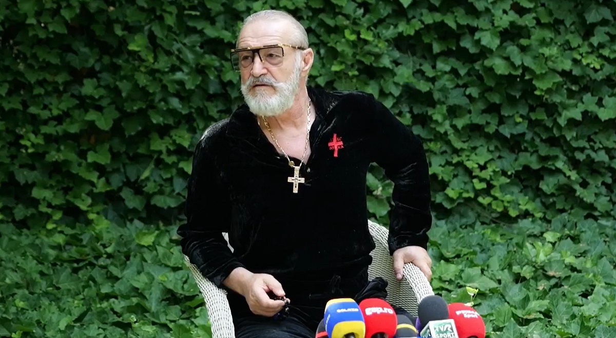 Cât costă ochelarii de soare purtați de Gigi Becali la cea mai recentă conferință de presă. I-a avut și la învestirea lui Nicușor Dan