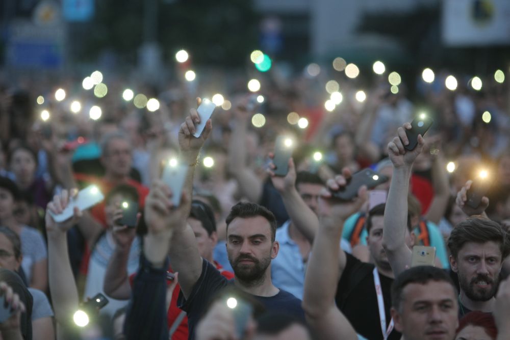 FOTO&VIDEO/ Câteva mii de persoane au protestat în Piața Victoriei, joi seară