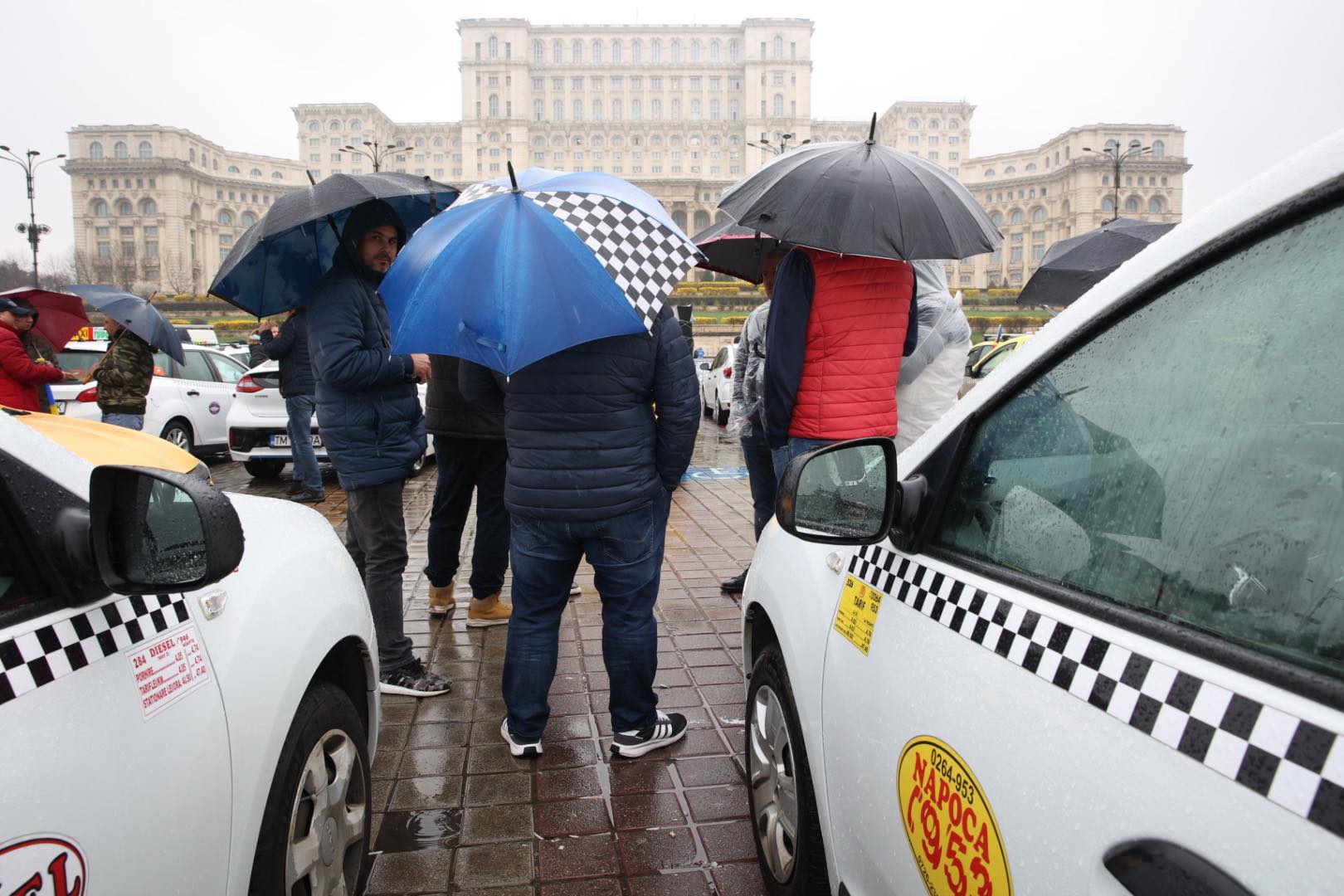 Taximetriștii continuă protestele în Piața Constituției din București. Cer în continuare fiscalizarea Uber și Bolt