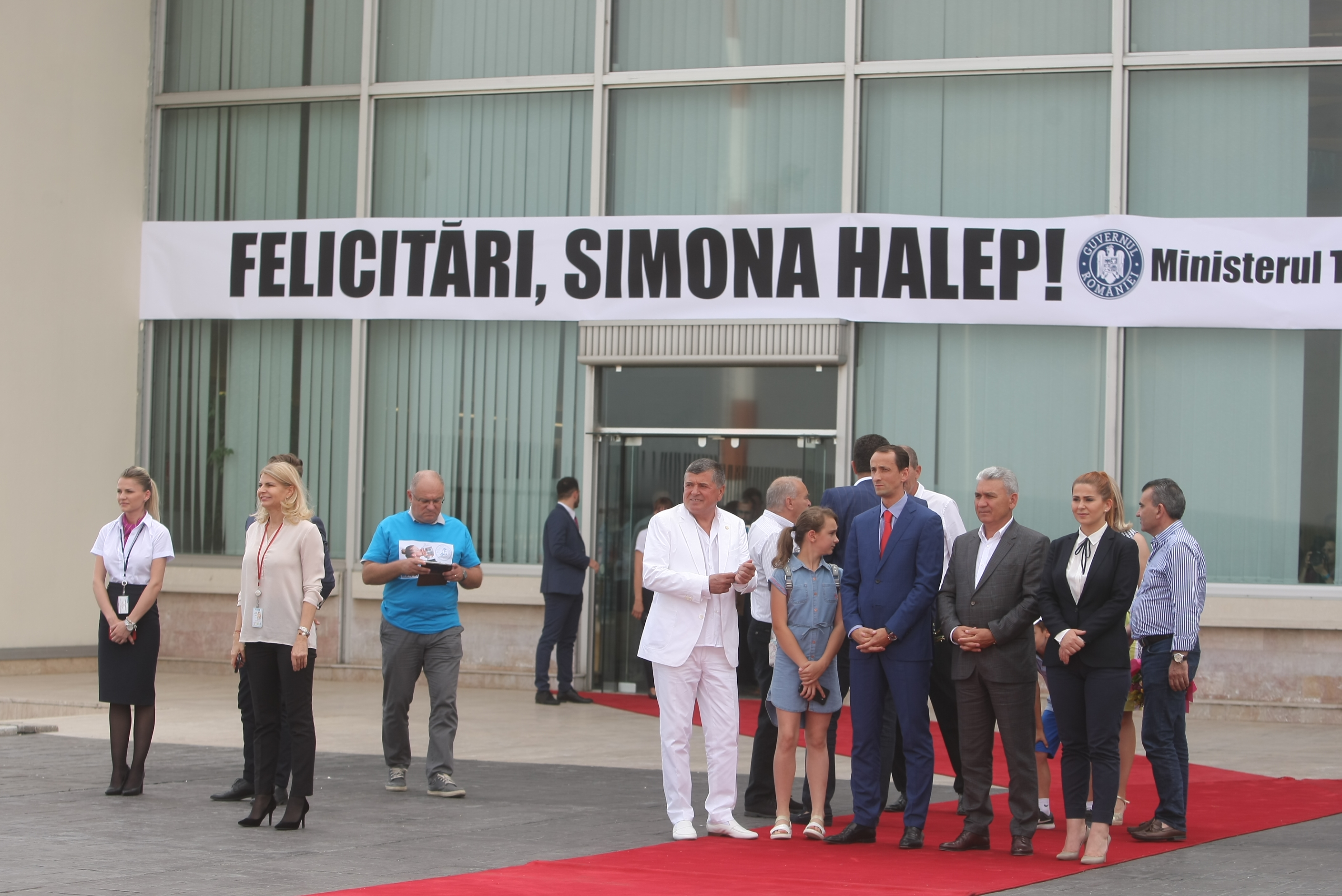 Imagini de la sosirea Simonei Halep în România. Liderul WTA, emoționat de primirea făcută / GALERIE FOTO