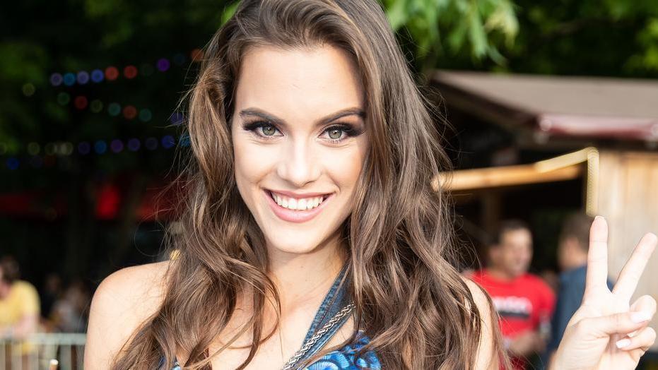 Elefánttal fürdött Gelencsér Timi – fotó