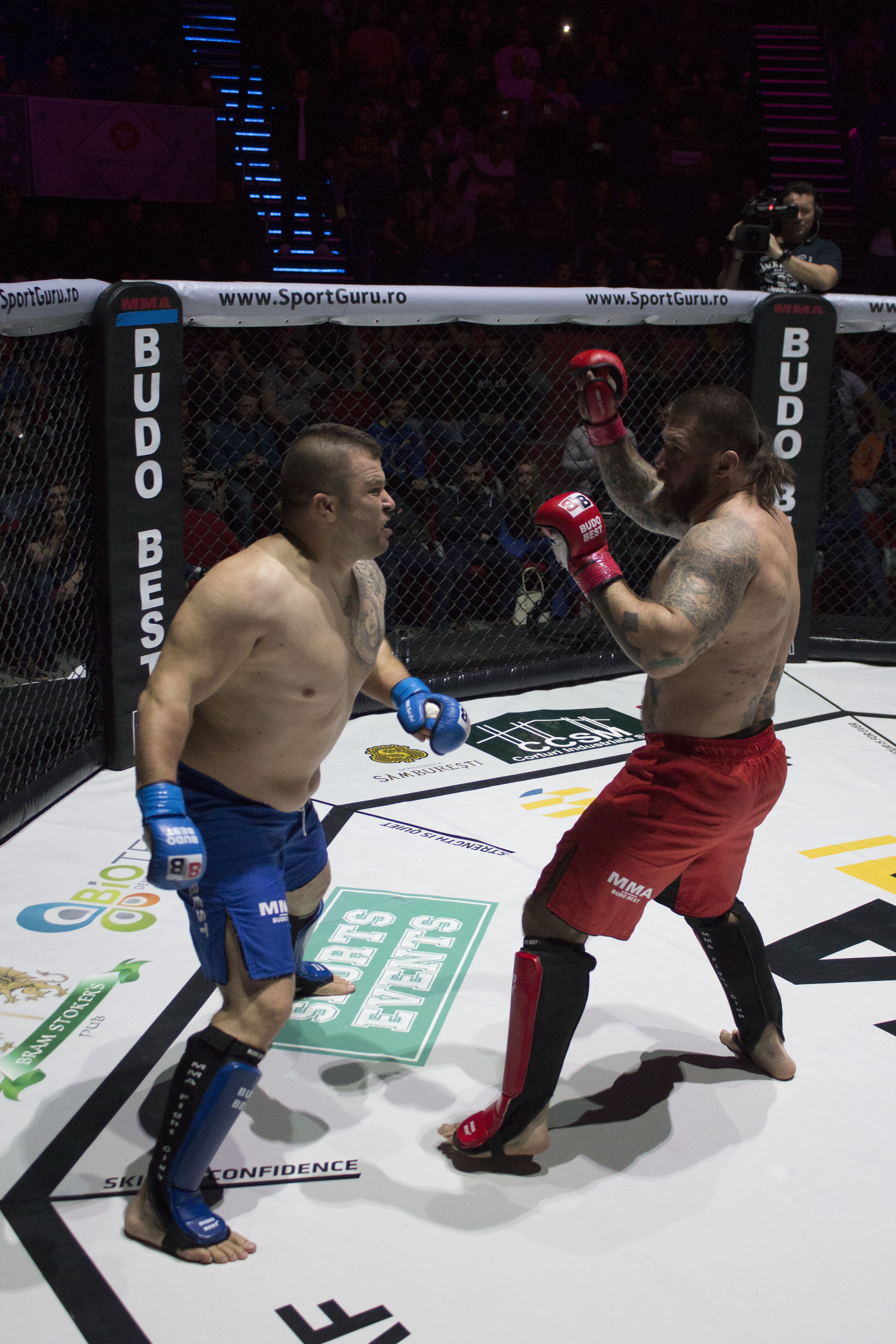 ”Ghiaurul” Radnev s-a apucat de MMA la 31 de ani şi face senzaţie în cuşcă / GALERIE FOTO