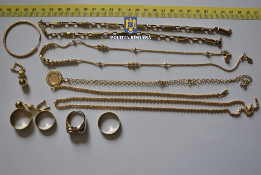 4 bărbați care au spart o bijuterie din Ploiești și au furat 5 kg de aur, reținuți. Hoții au spart peretele din spatele seifului