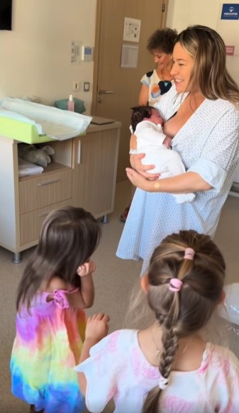 Filmarea emoționantă cu cele cinci fetițe ale Laurei Cosoi. Cum a fost prima întâlnire cu Nina și ce cadouri i-au adus la spital