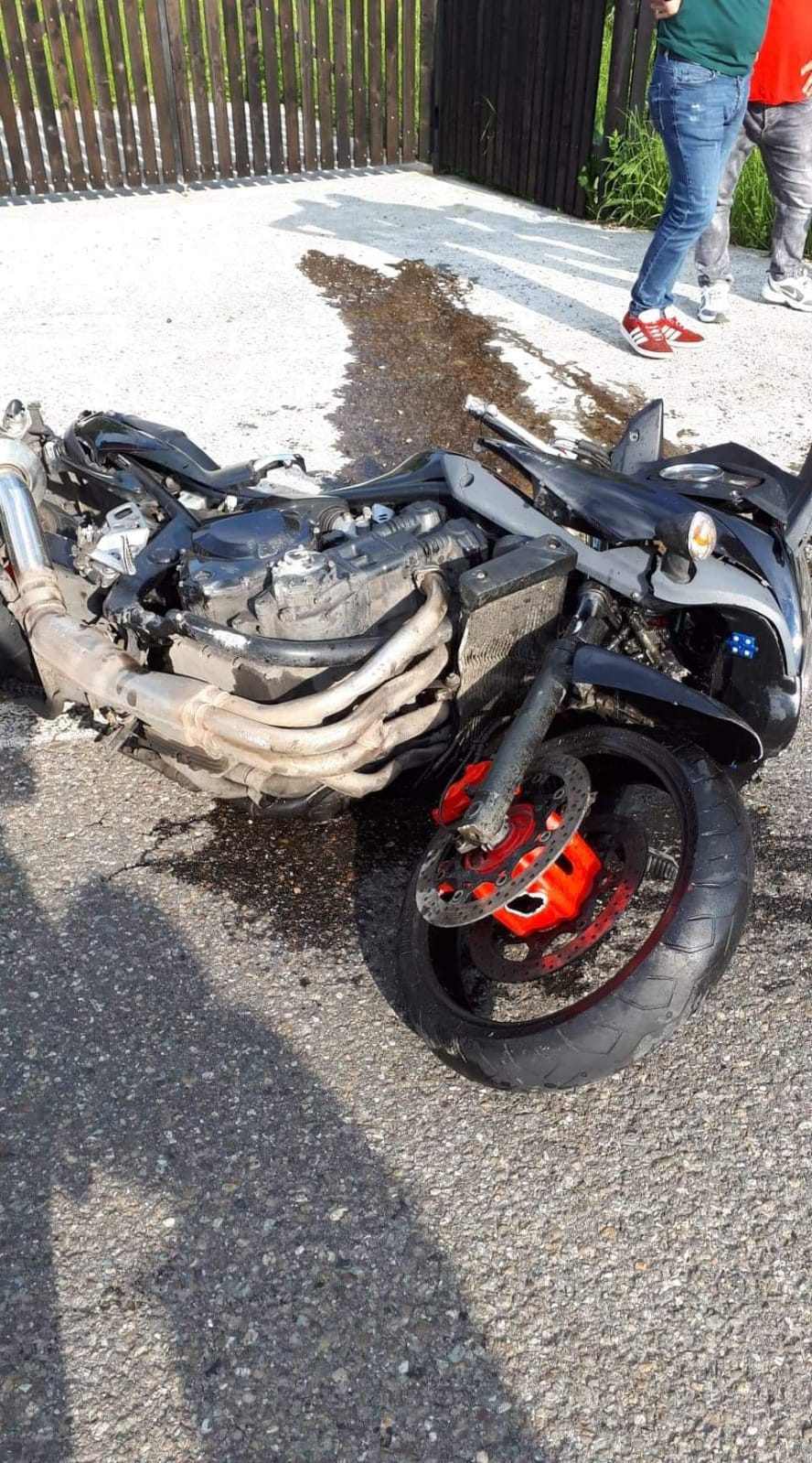 FOTO/ Cinci persoane au ajuns la spital după ce două motociclete au intrat într-un autoturism