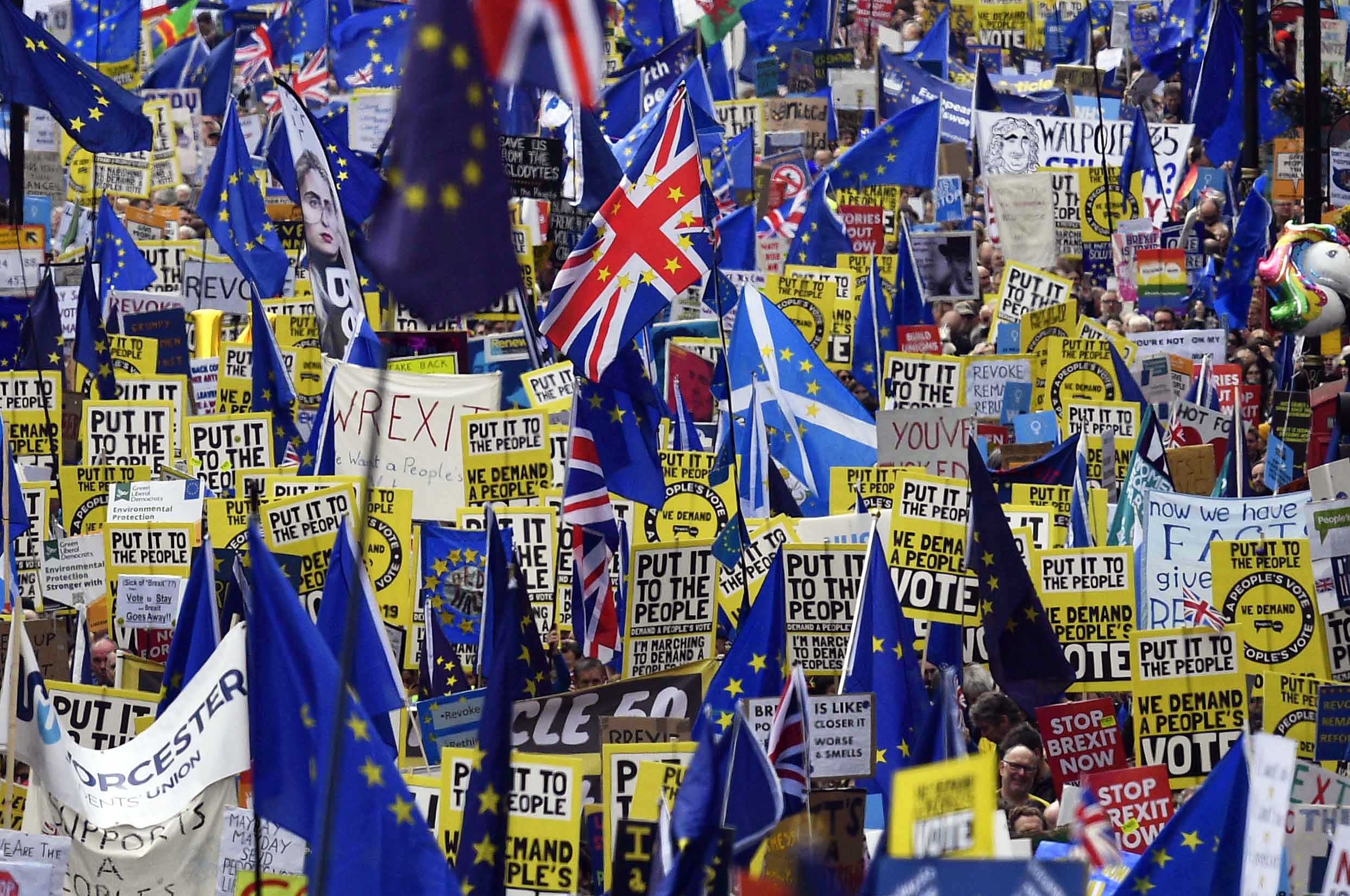Sute de mii de oameni au protestat la Londra pentru organizarea unui nou referendum pe tema Brexitului (FOTO & VIDEO)