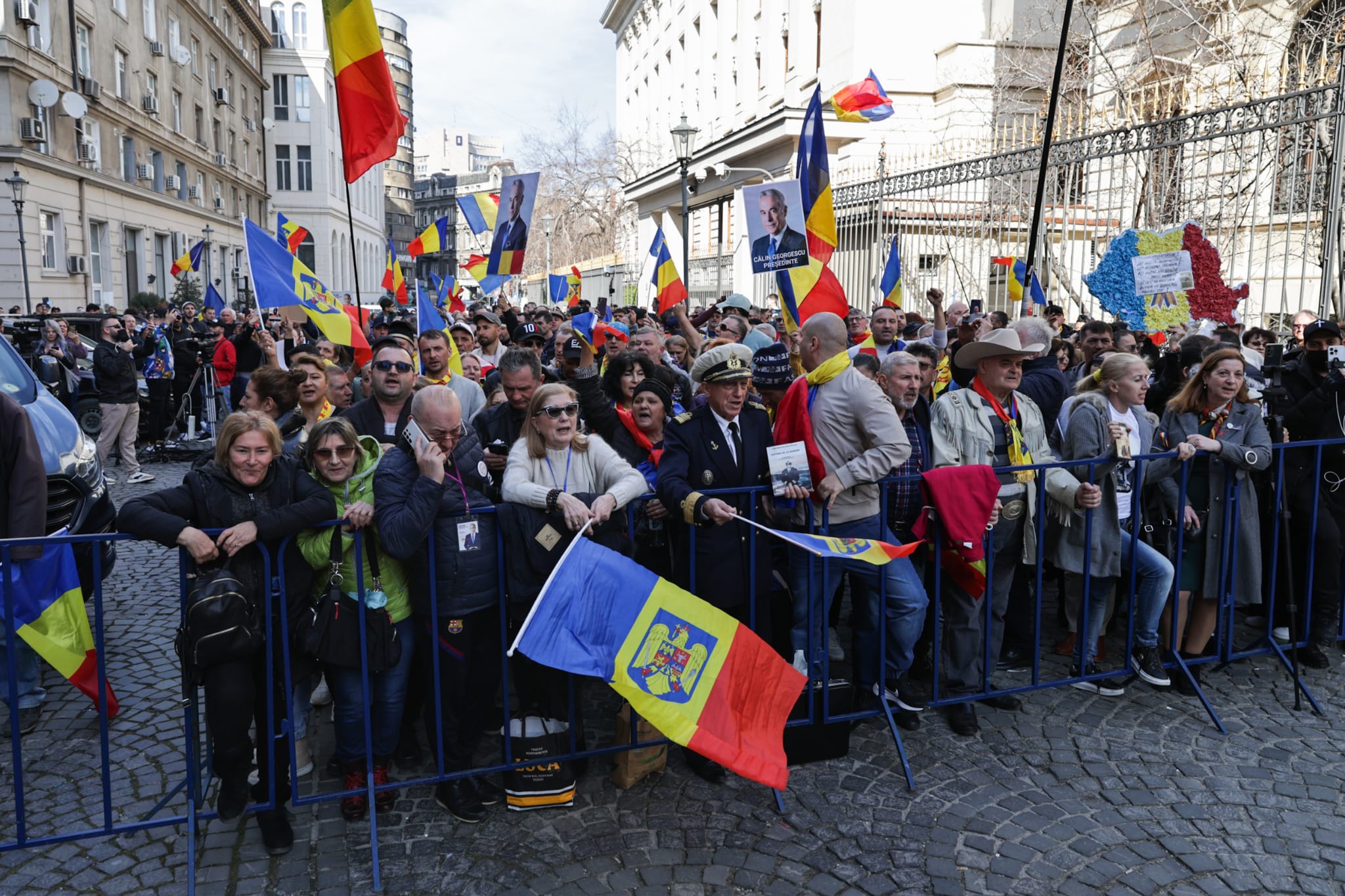 Călin Georgescu și-a depus candidatura la președinție la BEC: „A doua oară nu voi mai fi interzis, pentru că vor fi judecați de toate instanțele” | VIDEO