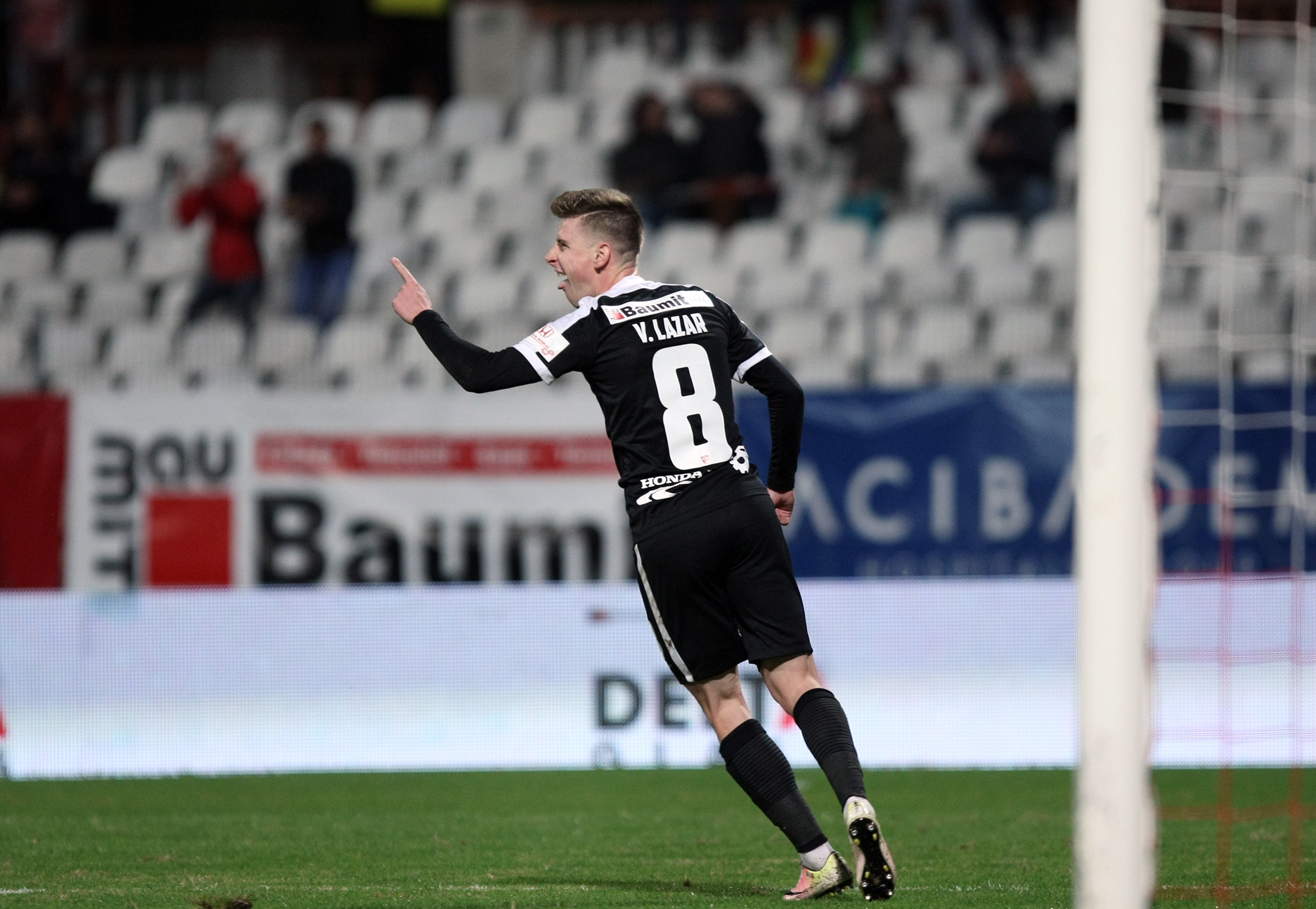 Liga 1, etapa 13. Dinamo - Pandurii 4-0. Autogol incredibil Lazar, ”dublă” Lazăr, plus Palici. ”Câinii”, în negru, în memoria lui Titi Frățilă. Fanii i-au cerut demisia lui Ando / VIDEO