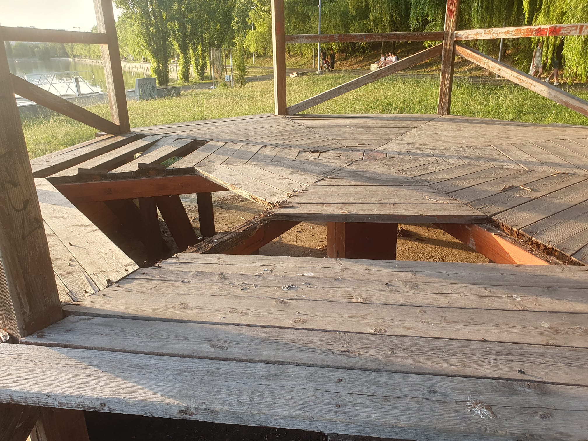 Apocalipsa din Parcul Tei: complexul de distracții abandonat, bănci vandalizate, munți de gunoaie, pontoane devastate. Pericol iminent de tragedii!