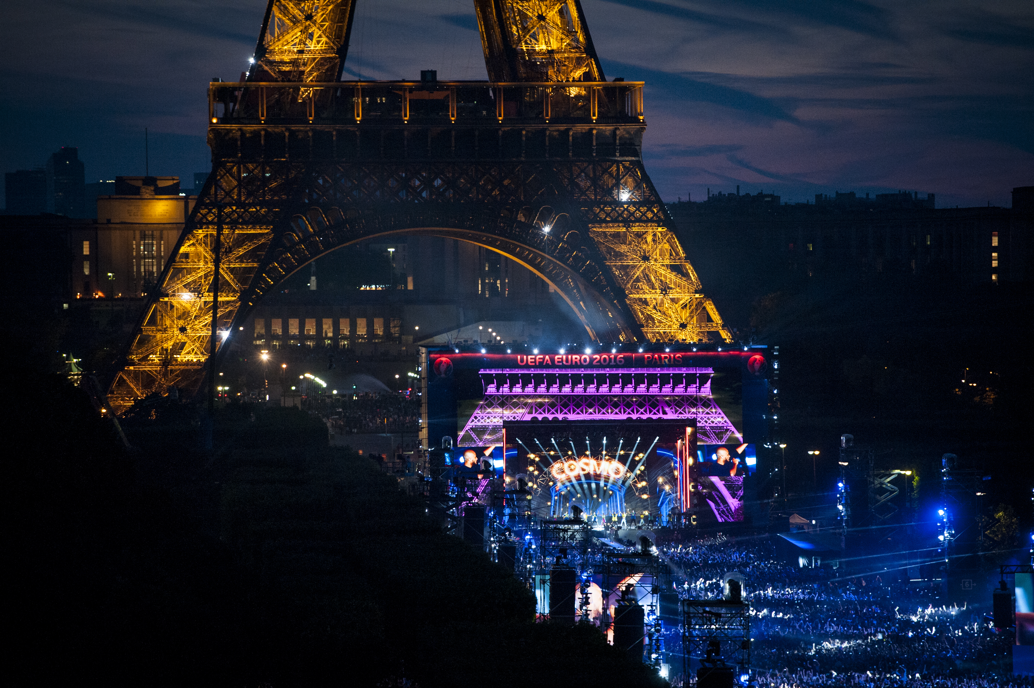 Euro 2016. ”Libertatea” a fost la fan-zonul uriaș din Paris, deschis cu un concert David Guetta, în prezența a zeci de mii de oameni. Securitate strictă / GALERIE FOTO și VIDEO