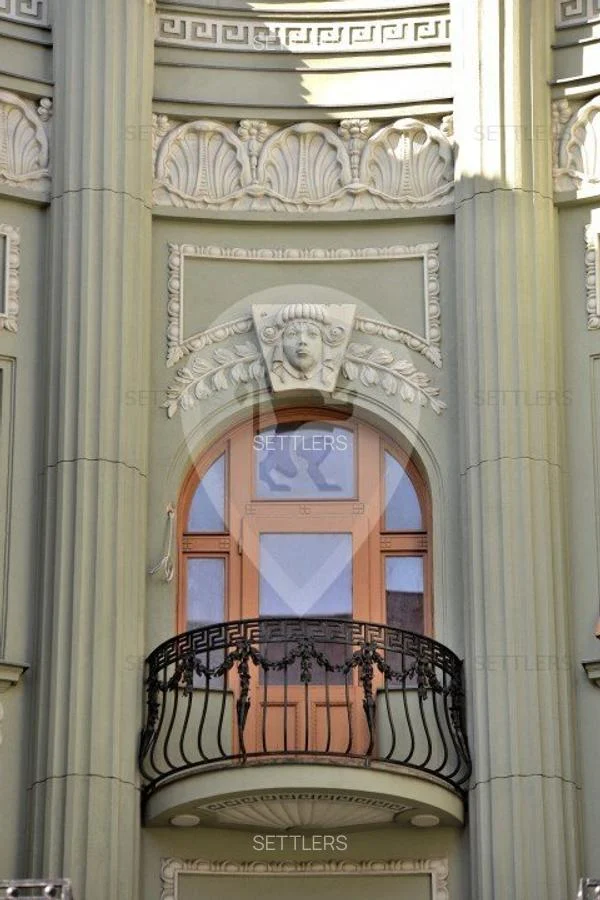 Brașovul scoate la vânzare un palat spectaculos din inima orașului, cu vedere spre Tâmpa, la preț de penthouse în centrul Bucureștiului
