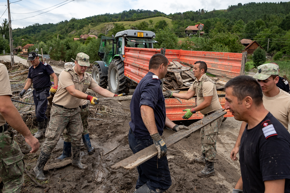 Inundațiile dincolo de breaking news. „Am văzut pe GPS cum mașina mi-a ajuns în râu”