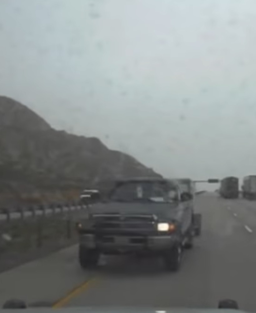 Momentul când un polițist intră intenționat cu mașina într-o camionetă care circula pe contrasens, pe o autostradă din Statele Unite | VIDEO