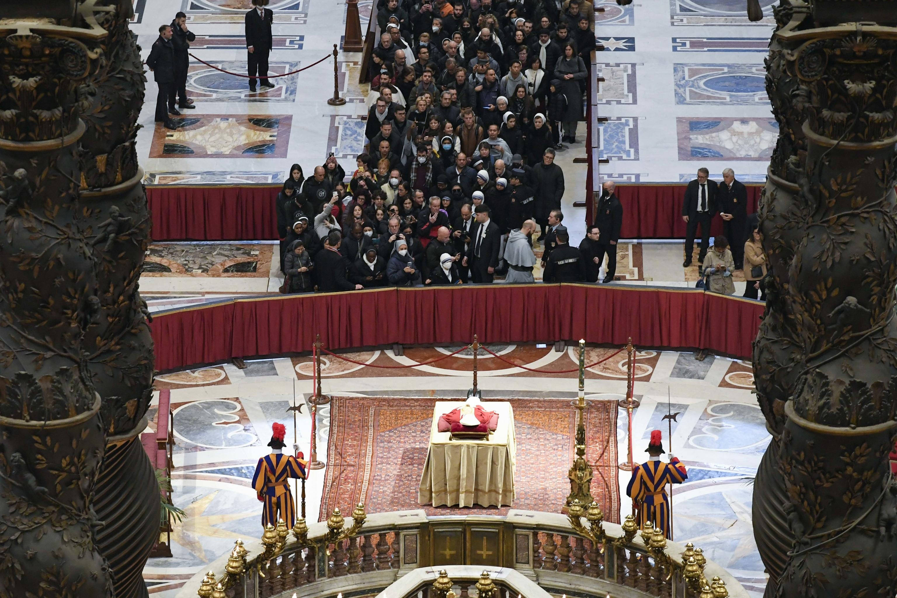Mii de credincioși stau la coadă pentru a-i aduce un ultim omagiu Papei Benedict al XVI-lea, la Bazilica Sf. Petru de la Vatican