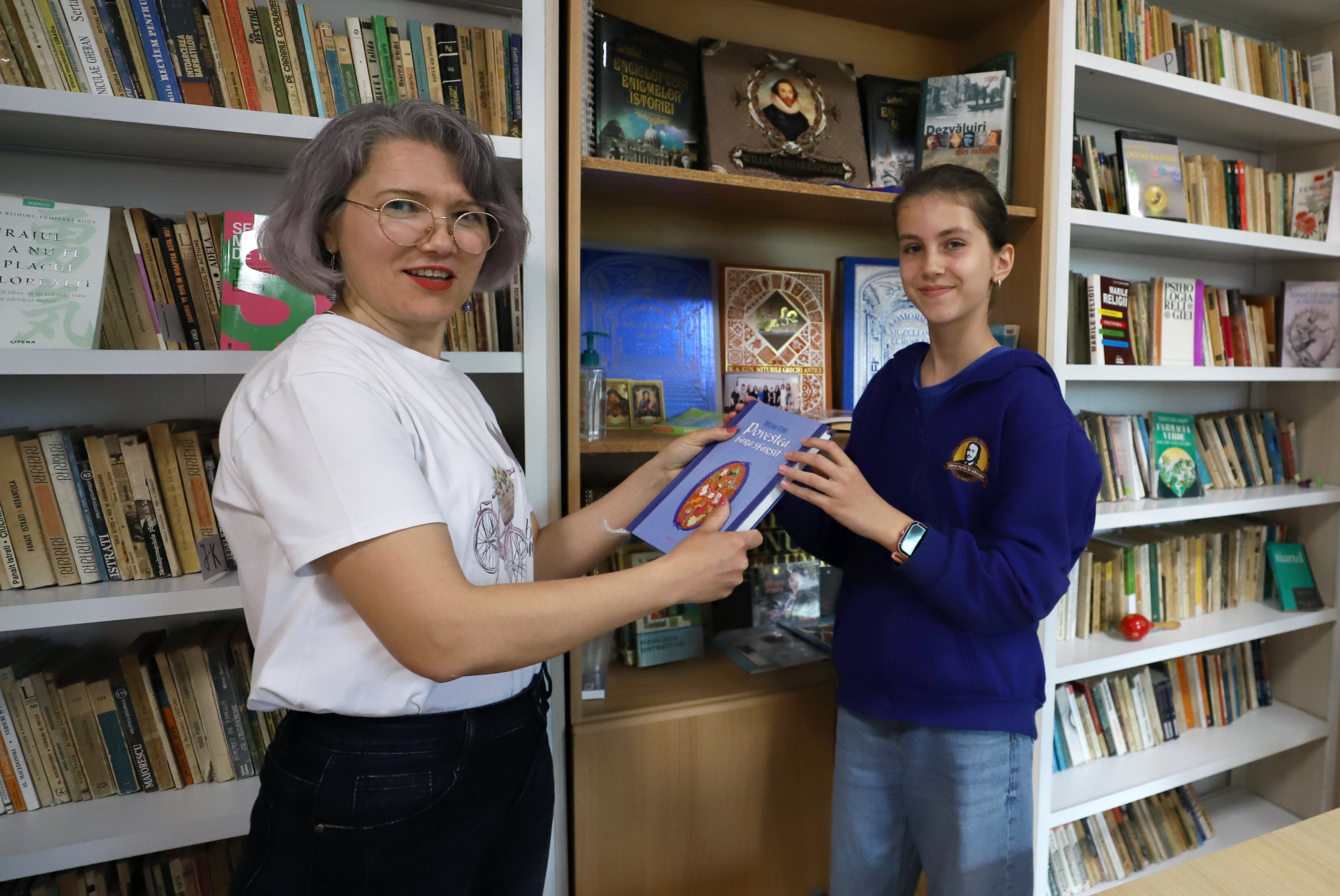 Curiosul caz al fetiţei de 12 ani care citeşte cărţi împrumutate de la biblioteca din sat. „TikTok nu-ţi dezvoltă nici creierul, nici imaginația, nici componentele lingvistice”, spune ea