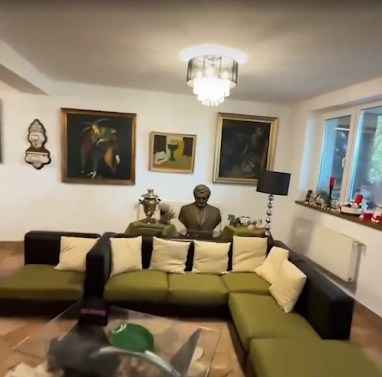 Imagini din casa în care locuiește Serghei Mizil în Snagov. Vila de lux e pe malul lacului și e estimată la aproape un milion de euro