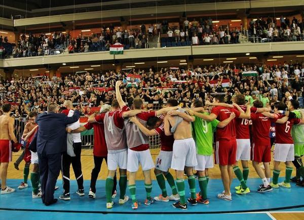 Calificare furată cu cronometrul. Selecționata de futsal a României a ratat prezența la Euro 2015 în ultima secundă. ^Oficial, ultima fază a ungurilor a durat 3 secunde. Cronometrajul efectuat de Sportnews arată că acțiunea a ținut peste 4 secunde! / VIDEO