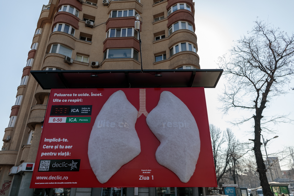 „Aerul ăsta nu e de nasul meu”. Manifest cu „plămâni” care se înnegresc de la aerul poluat din București