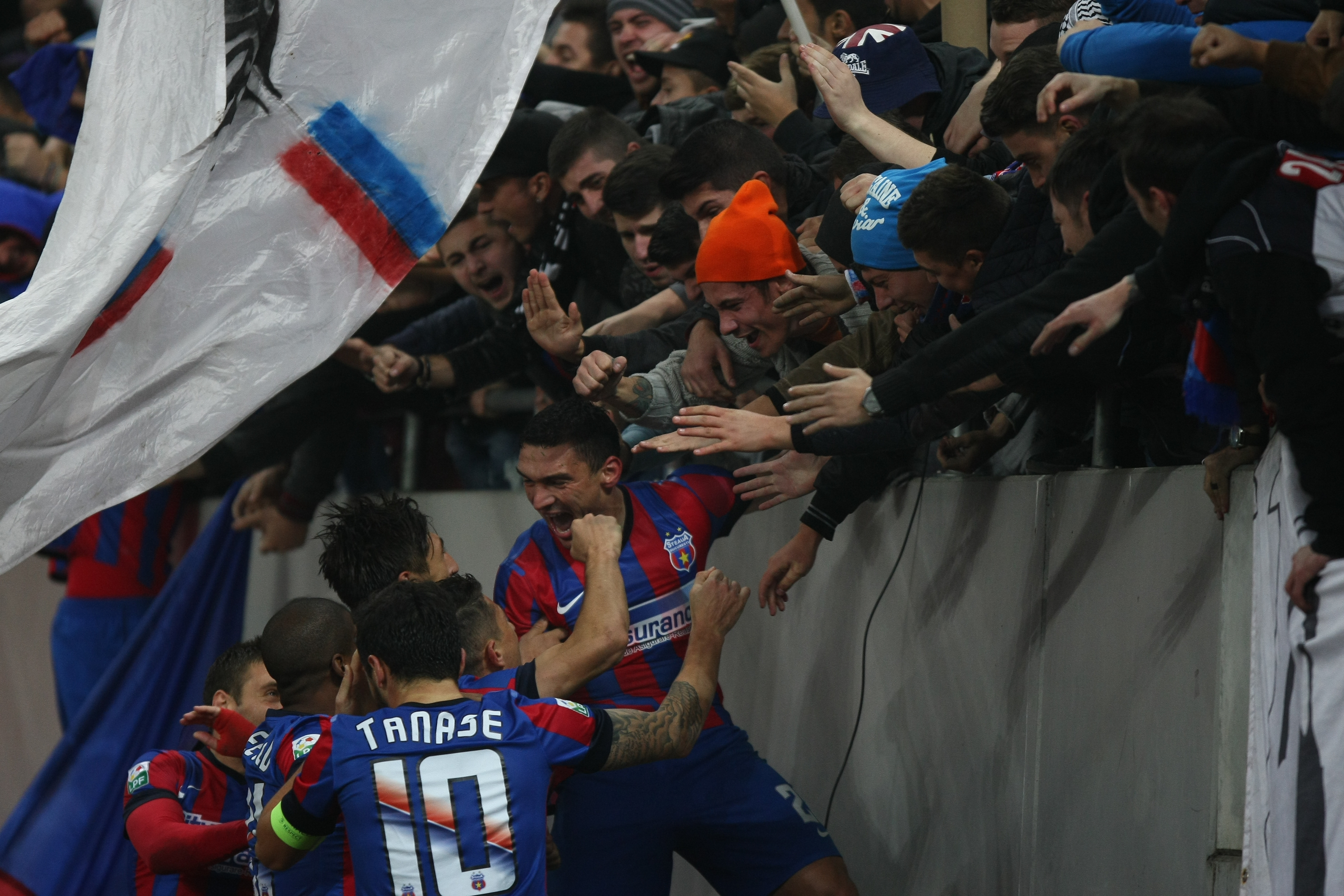 GALERIE FOTO&VIDEO/ DERBY-UL ROMÂNIEI, STEAUA - DINAMO 3-0. ^ Echipa din Ghencea i-a speriat pe ”câini” de Halloween! Szukala, Papp și Keșeru au înscris pentru roș-albaștri. Arlauskis și Bărboianu, loviți de petardele aruncate de suporteri. Băiatul lui Florentin Petre a debutat la Dinamo