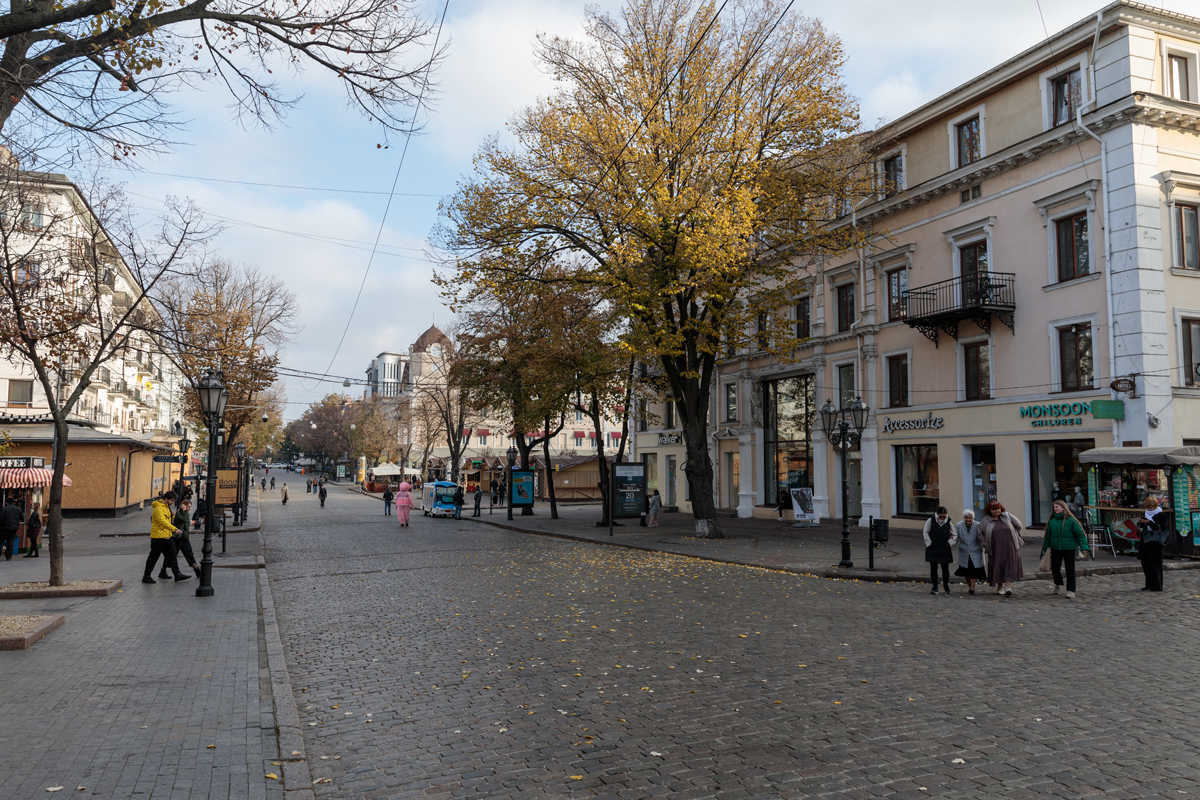 Însemnări din Odesa. Înainte de război, ghizii transportau turiștii cu mașini electrice. Astăzi, monumentele UNESCO sunt protejate în cutii antibombă