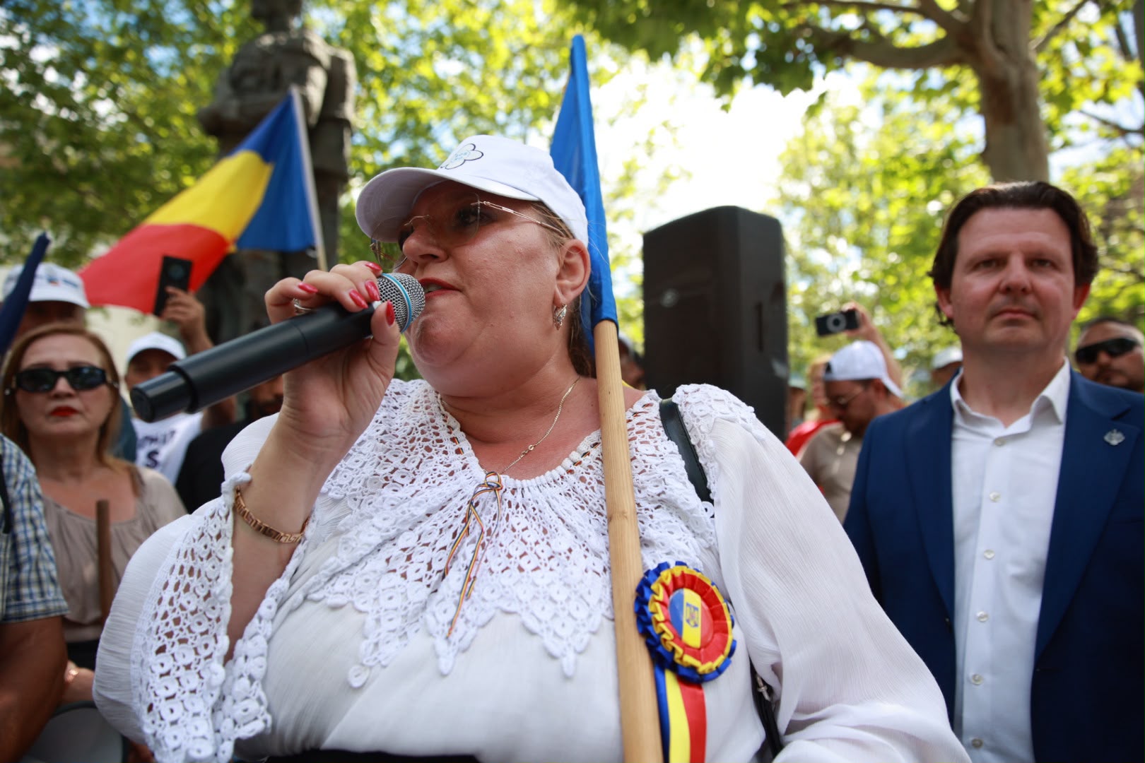 „Marșul Normalității”, condus de Diana Șoșoacă, a adunat câteva sute de oameni: scandări împotriva minorităților și a lui Ilie Bolojan