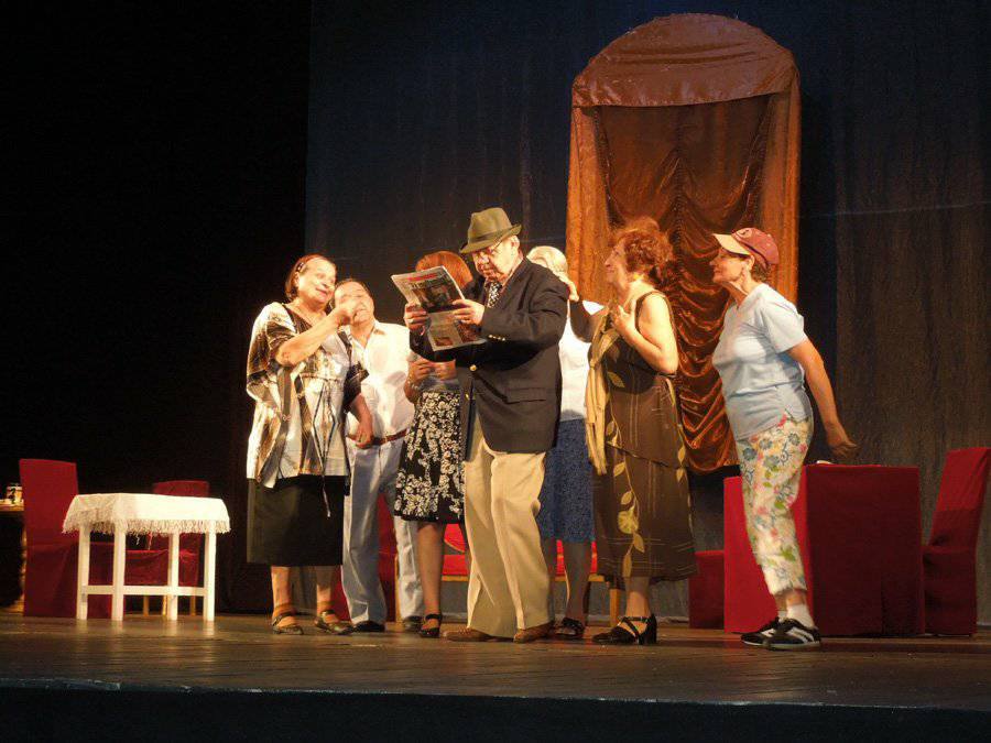 REPORTAJ/ S-au apucat de teatru abia la vârsta a treia. ”Cutezătorii”, trupa pensionarilor din Craiova