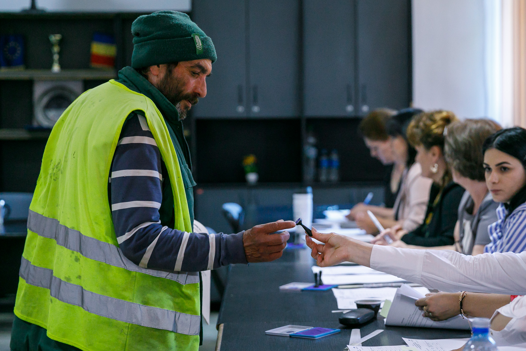 CORESPONDENȚĂ DIN URLAȚI | La europarlamentare, între „Hai, noroc!” și resemnare. La prima oră a dimineții, cârciuma era mai plină ca secția de votare