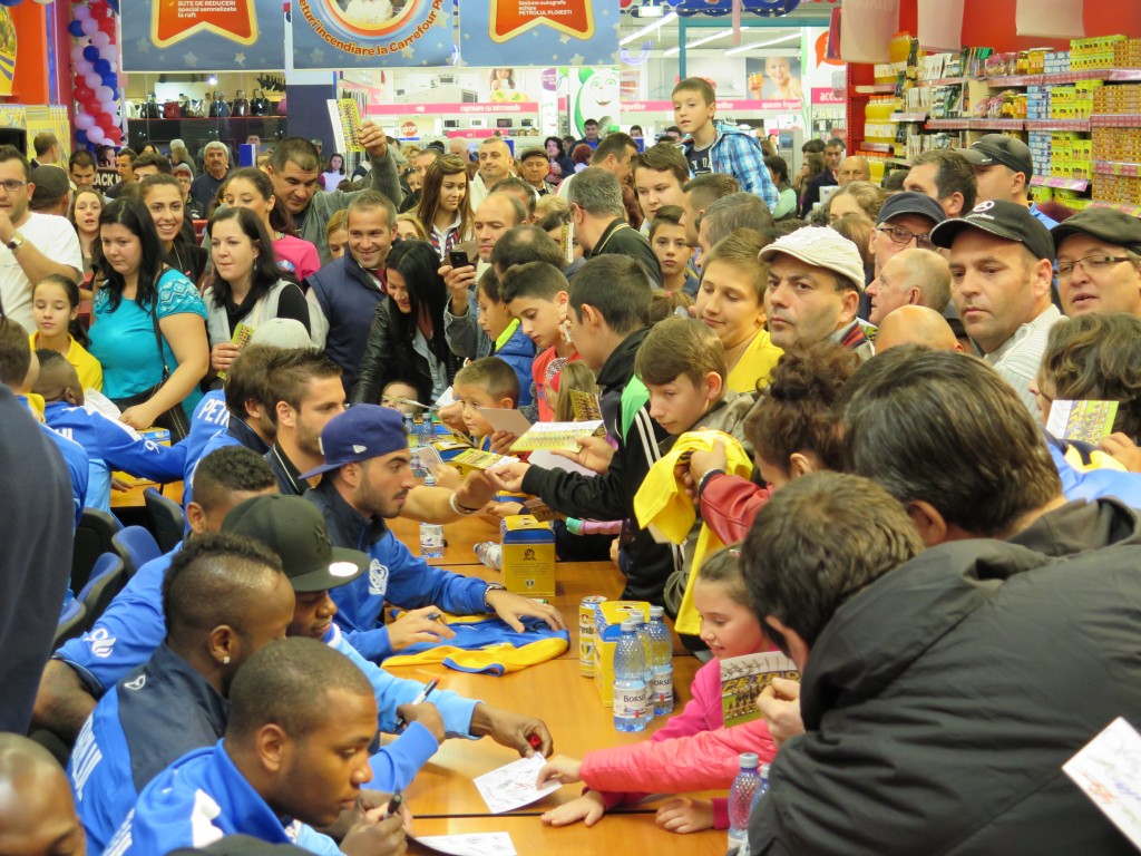 NEBUNIE la inaugurarea standului ”lupilor” dintr-un hypermarket din Ploiești