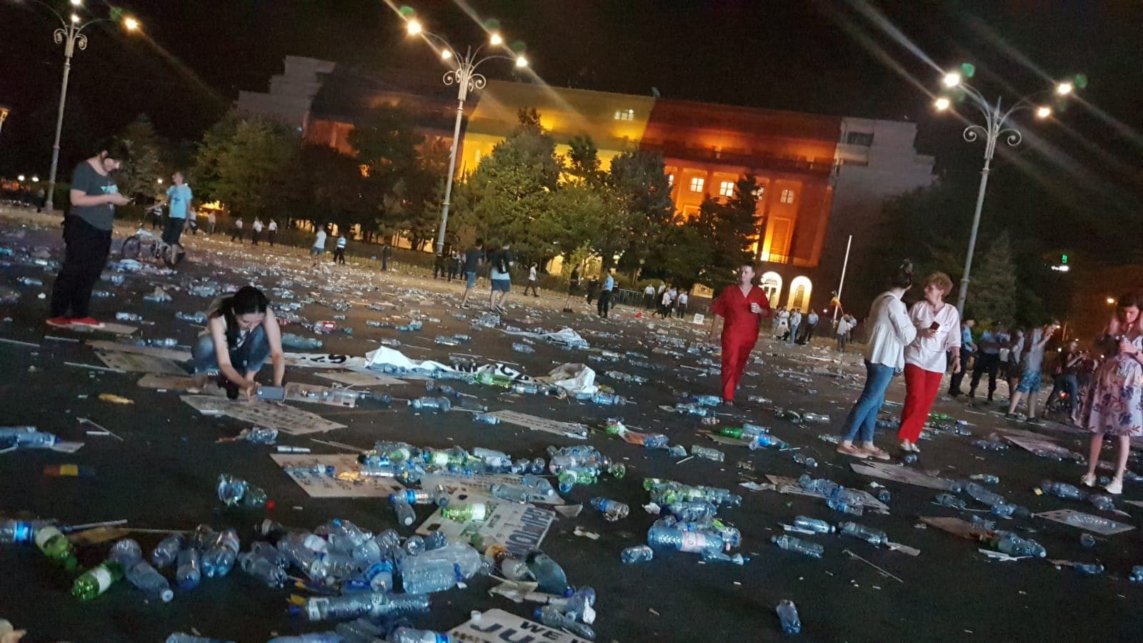 Cum răspunde Gabriela Firea după imaginile cu gunoaiele rămase în Piața Victoriei, la finalul mitingului PSD