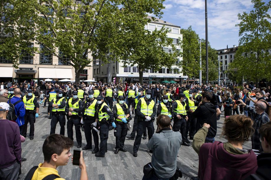 Val de proteste în Europa. Manifestanţii din Germania, Polonia, Elveţia şi Marea Britanie protestează împotriva restricţiilor impuse