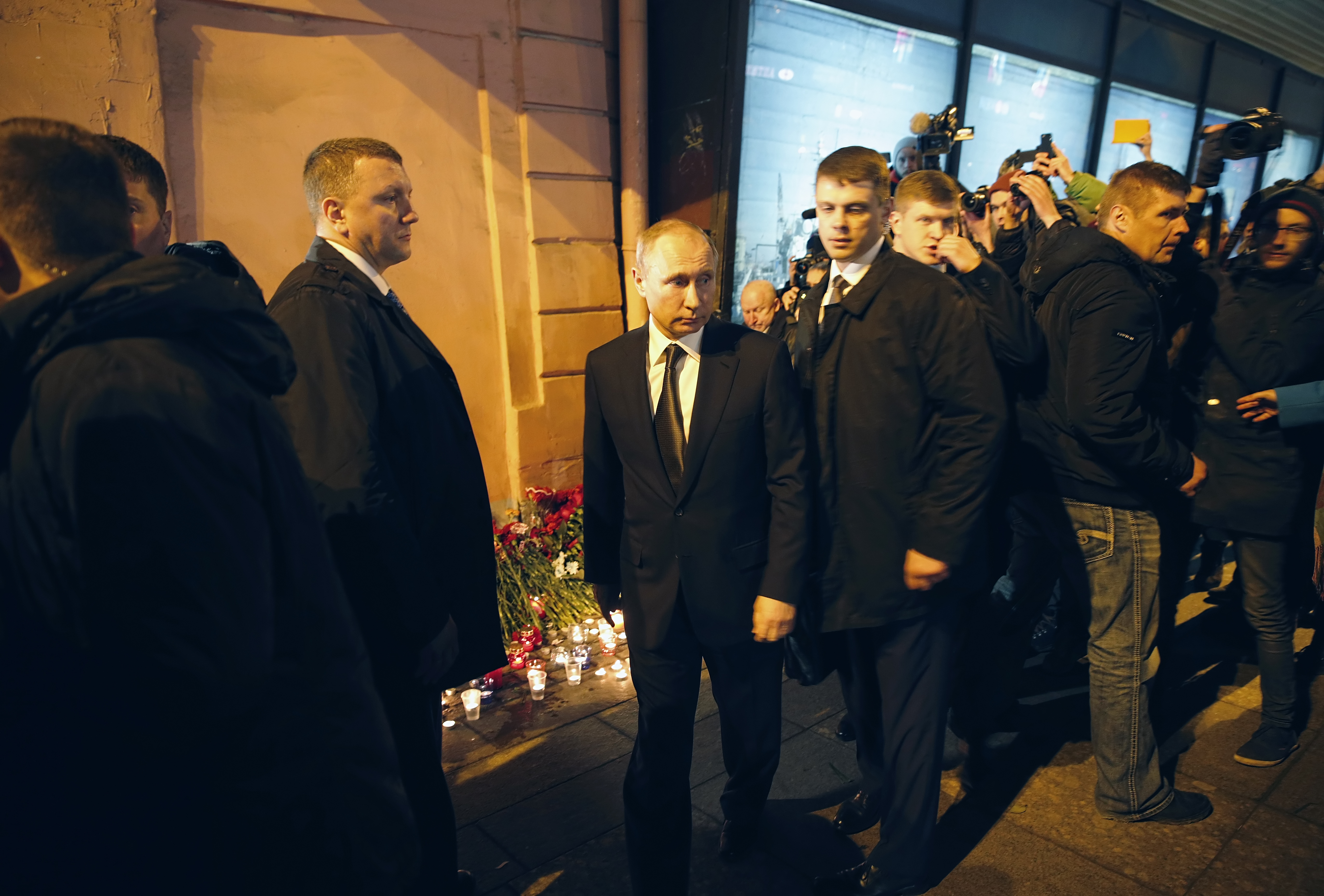 FOTO | Vladimir Putin a mers la locul exploziei din Sankt Petersburg