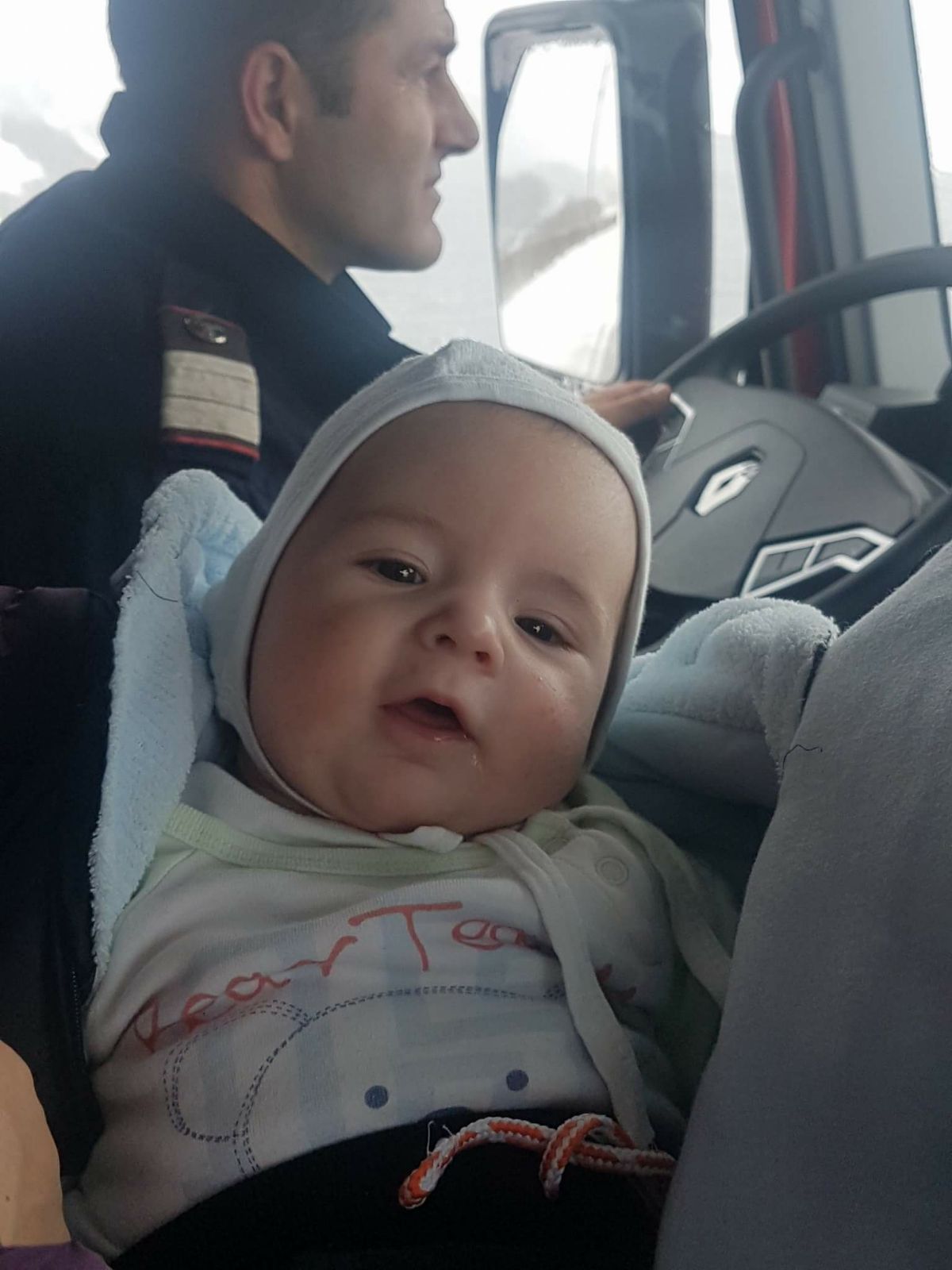 VIDEO/ Pompierii constănțeni au ajutat o femeie cu doi copii bolnavi să ajungă la medic/ GALERIE FOTO