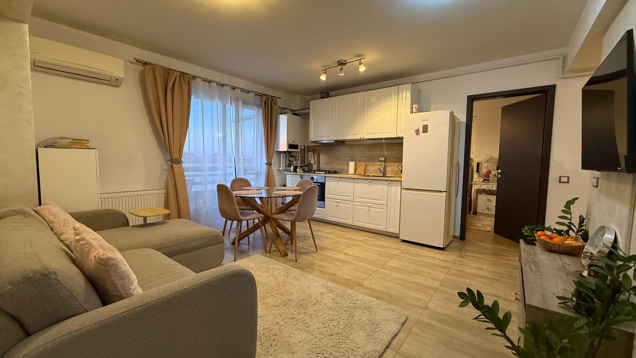 Imagini cu casa în care locuiește Deea Maxer. A scos apartamentul la vânzare: „E momentul să facem o schimbare”