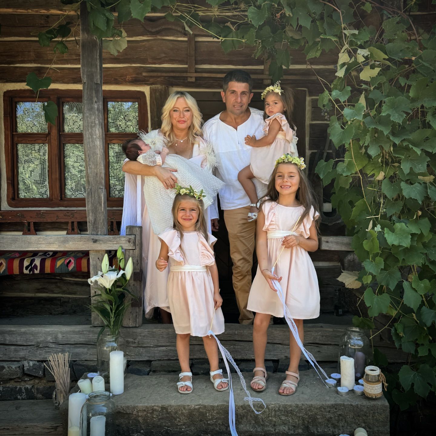 Prin ce trece Laura Cosoi la două luni după ce a devenit mamă a patra oară: „Nu mă puteam ridica din pat”. Și-a luat fiica pe platoul de filmare