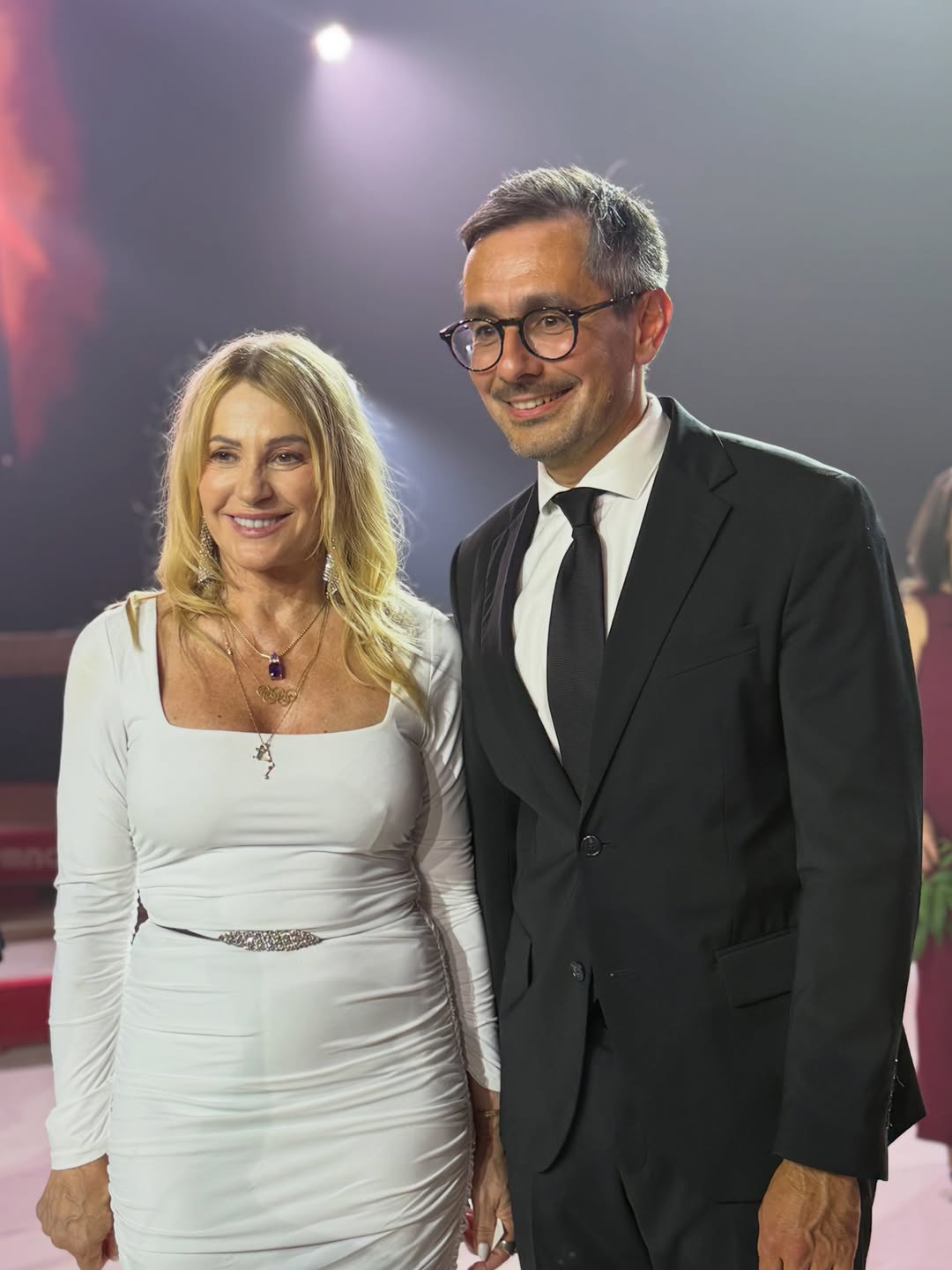Cum a apărut Nadia Comăneci la evenimentul organizat în onoarea sa. A fost singura îmbrăcată în alb și a avut o geantă cu steagul României