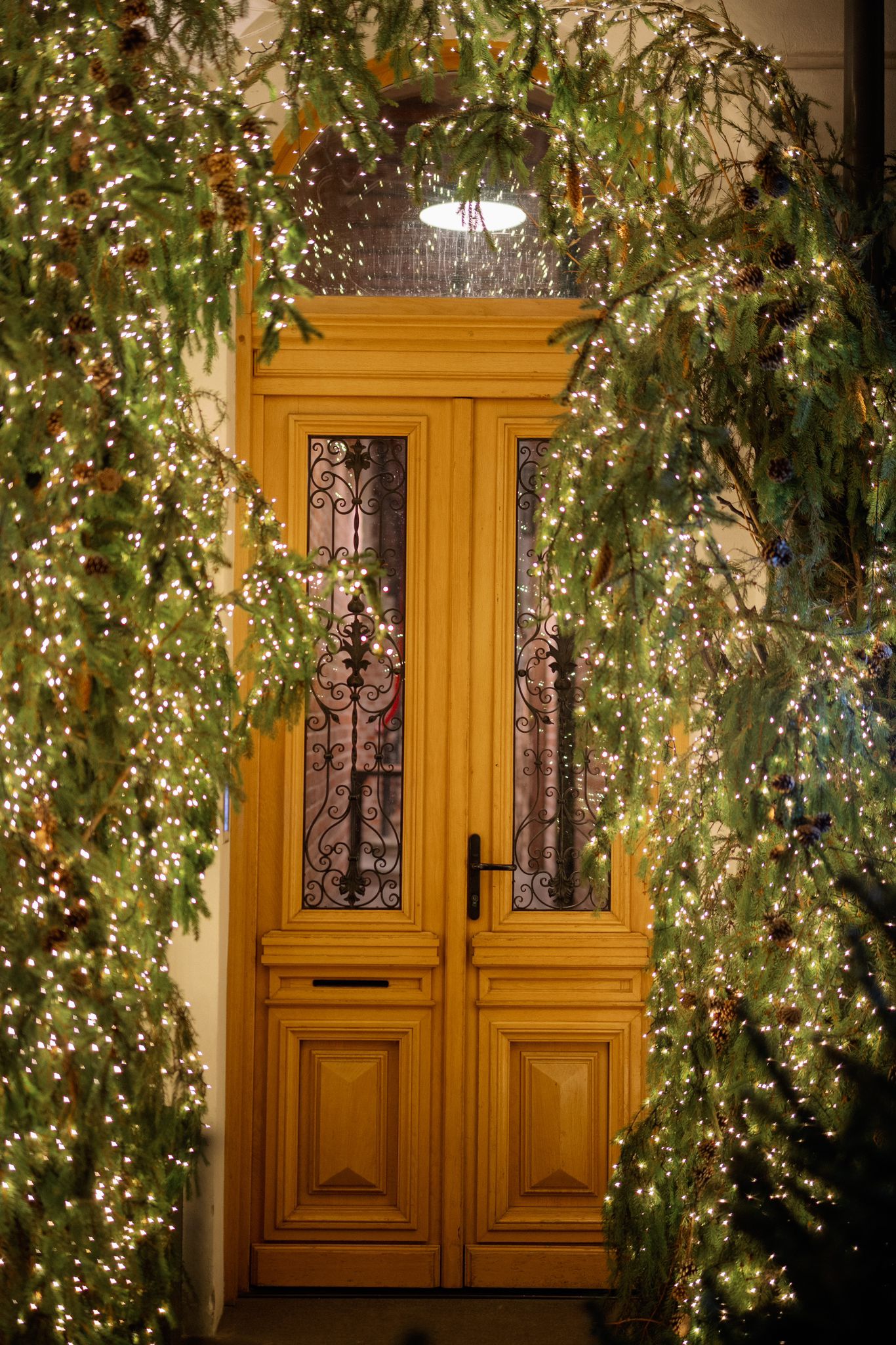 Imagini cu „Atelierul lui Moș Crăciun” din București. Cum arată „The Christmas House”, una dintre cele mai decorate clădiri din oraș