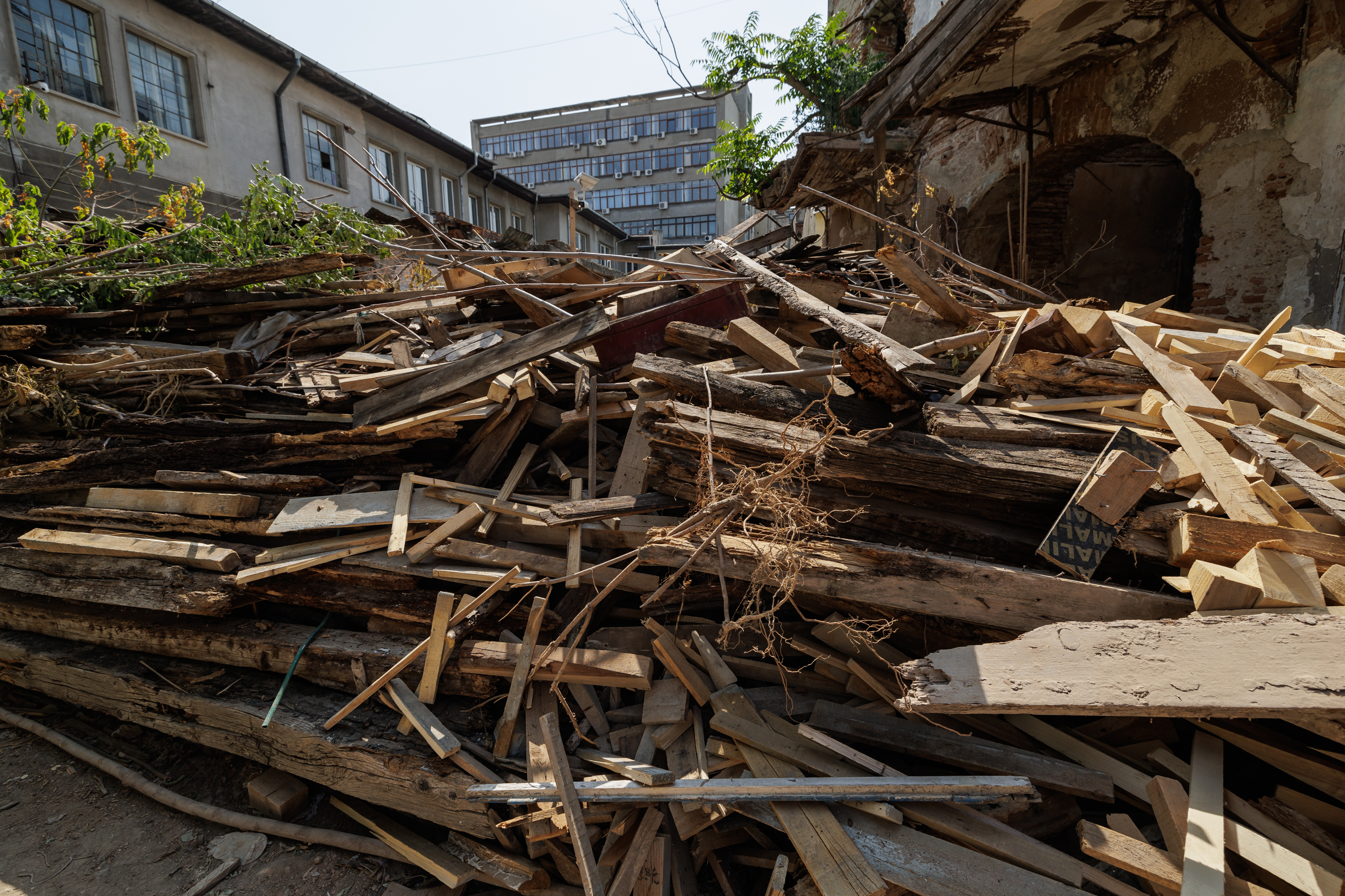 REPORTAJ. Libertatea a intrat pe șantierul de la Hanul Solacolu din București. „Era o groapă de gunoi și o bombă ecologică. Am scos două mii de tone de deșeuri”