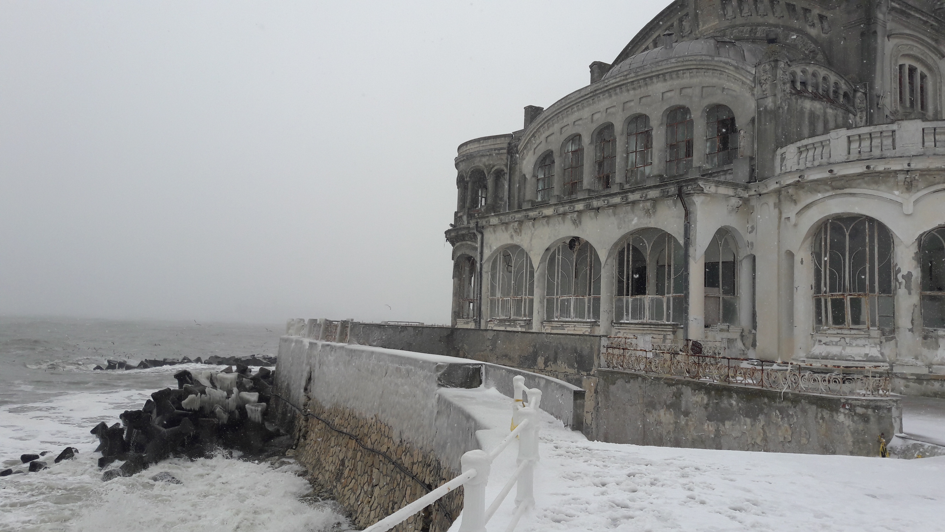 VIDEO REPORTAJ/Spectacol la malul Mării Negre. Bătrânul Cazino și faleza din Constanța, peisajul dezolant al nepăsării la final de iarnă