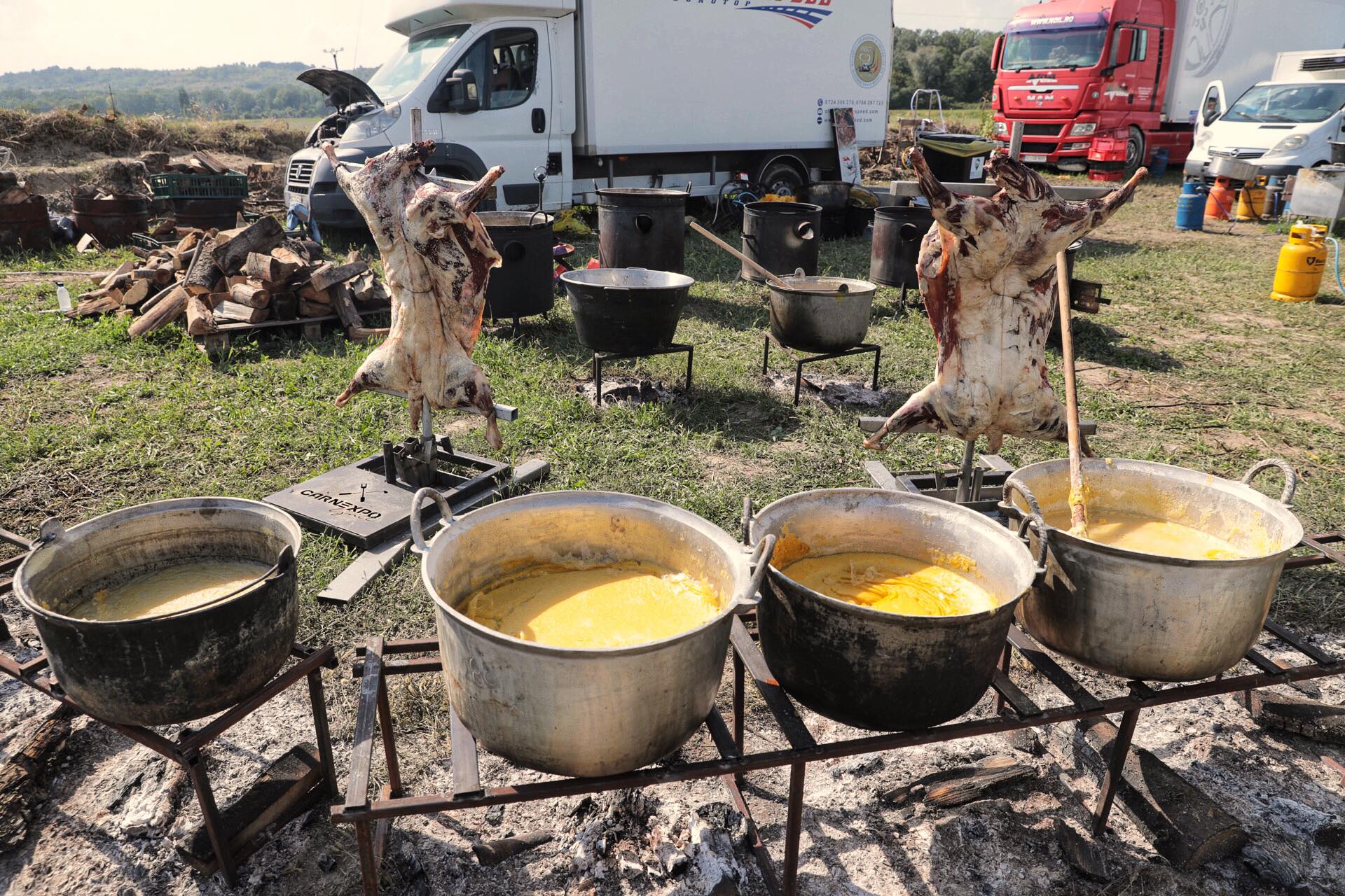 FOTO. Nunta lui George Simion, văzută de la fața locului. Câteva sute de oameni au rezistat în fața scenei, petrecerea a continuat până la 7 dimineața