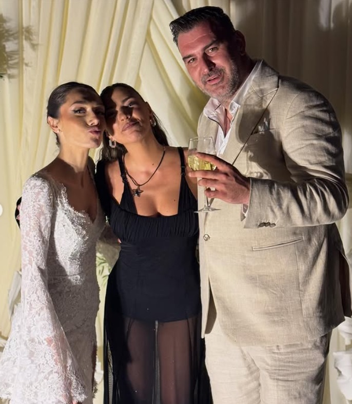 Ploaie de vedete la nunta lui Șerban Cazan din Grecia. Cum au apărut nașii Gina Pistol și Smiley, dar și cântărețele Antonia și Ruby