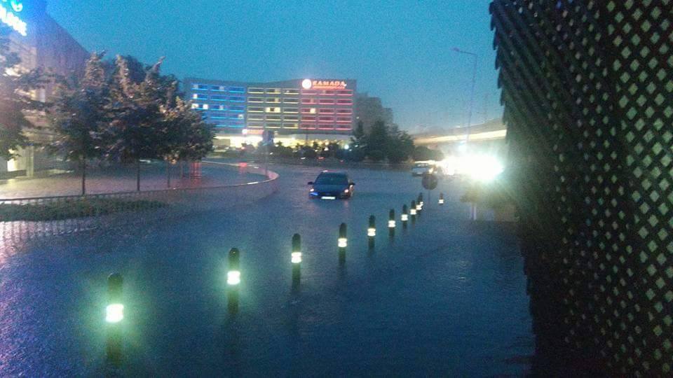 FOTO | Craiova, mica Veneţie! Circulaţia pe străzile din Bănie, paralizată de la ploaia torenţială