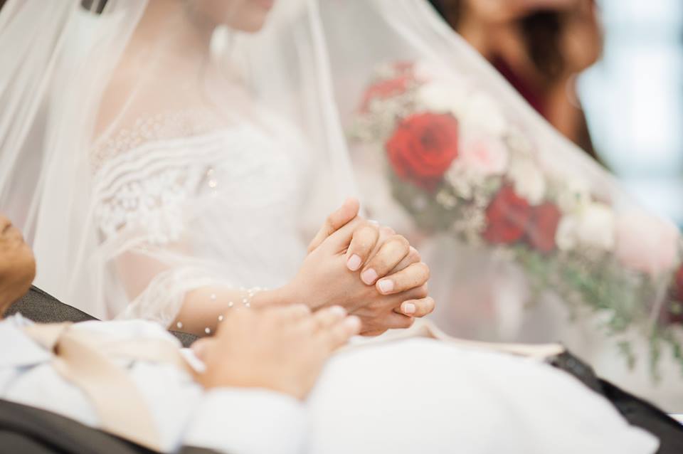 FOTO | Un tată bolnav de cancer în fază terminală și-a împlinit ultima dorință: Și-a condus fiica la altar