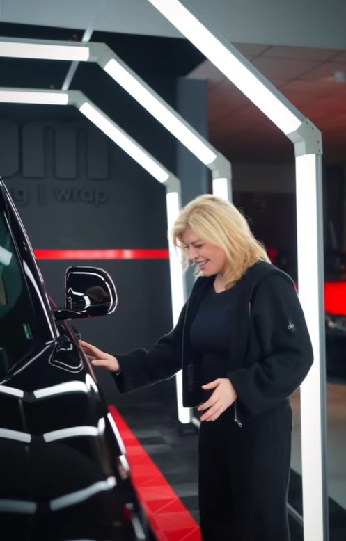 Mașina de 100.000 de euro pe care o conduce Loredana Groza. Artista a modificat-o de curând: „Wow! Zici că e de lac! Super strălucitoare”