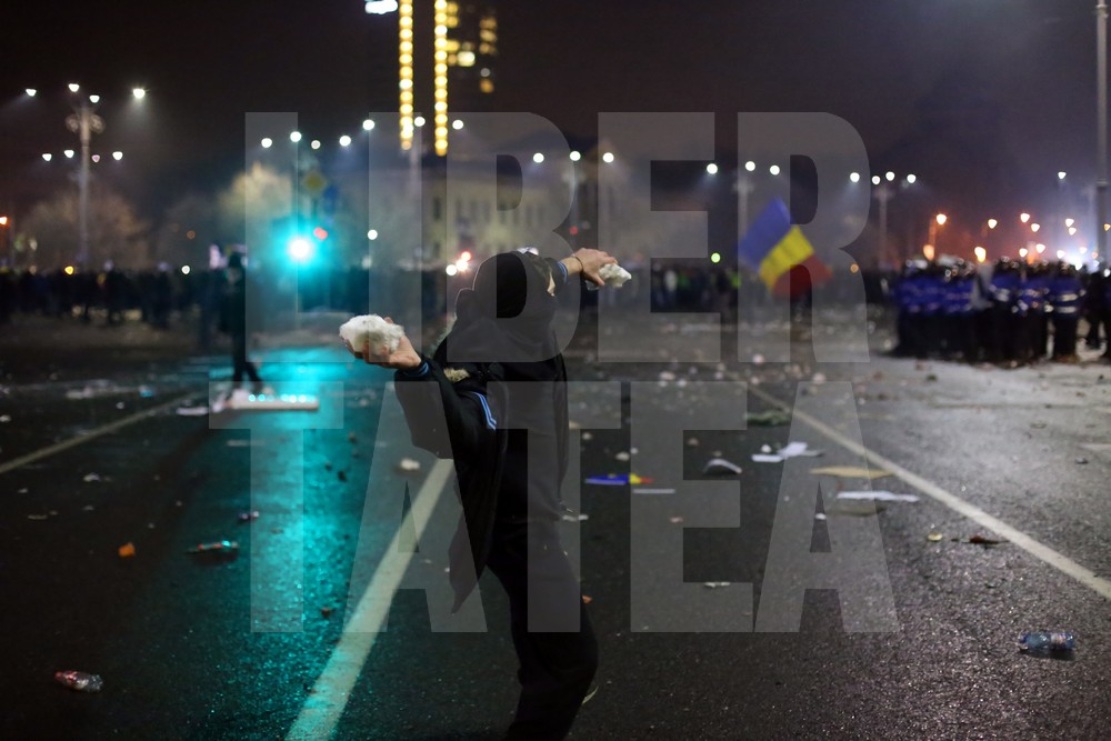 Violențe între ultrași și jandarmi, miercuri seară, în Capitală, pe finalul protestelor / FOTO & VIDEO