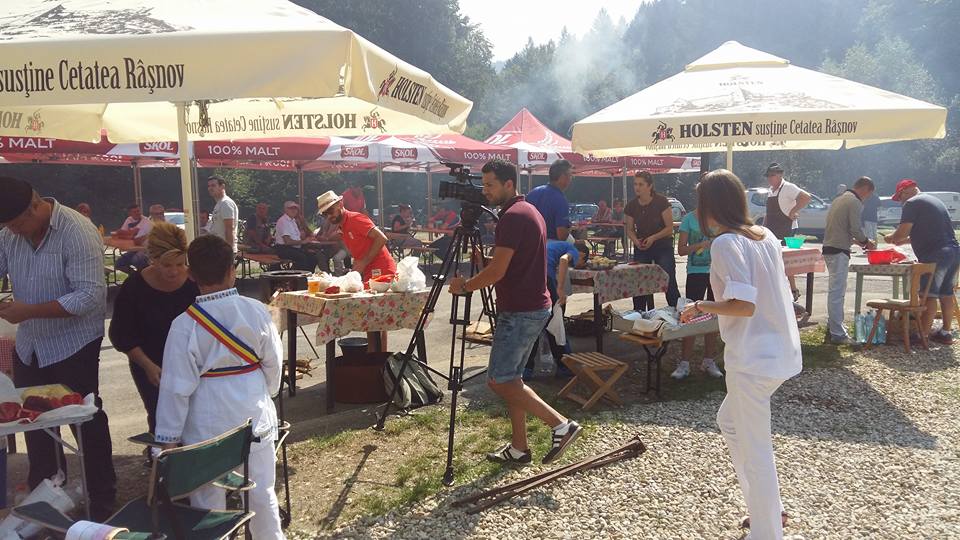 S-au întrecut în gătitul zupului, mâncarea tradițională a sașilor din Râșnov | GALERIE FOTO