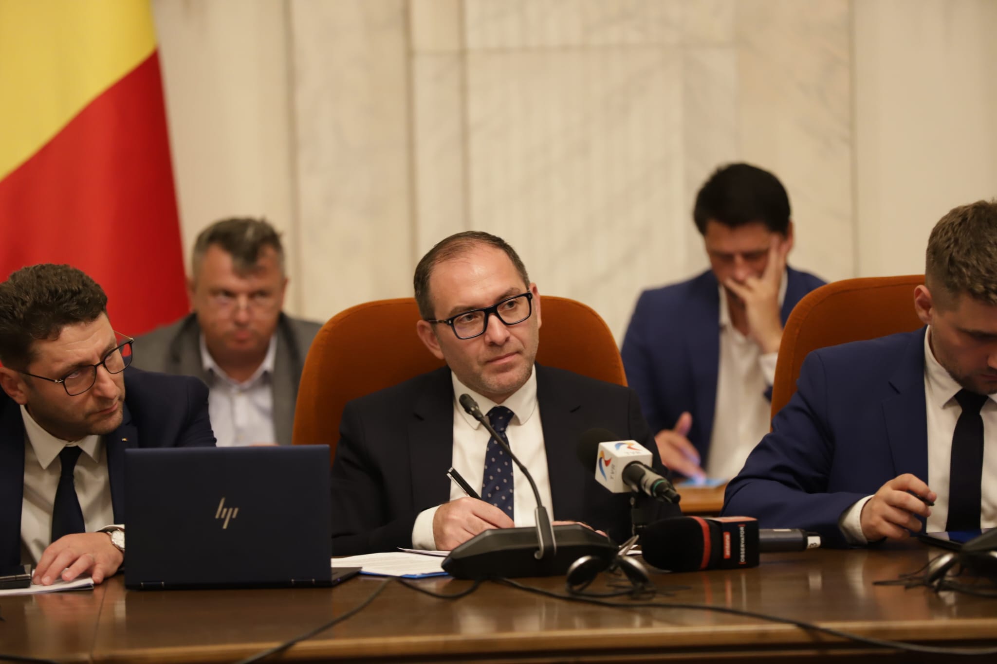 Guvernul Veștea a picat la votul din Parlament / Grindeanu: „Ne putem asuma un guvern minoritar”