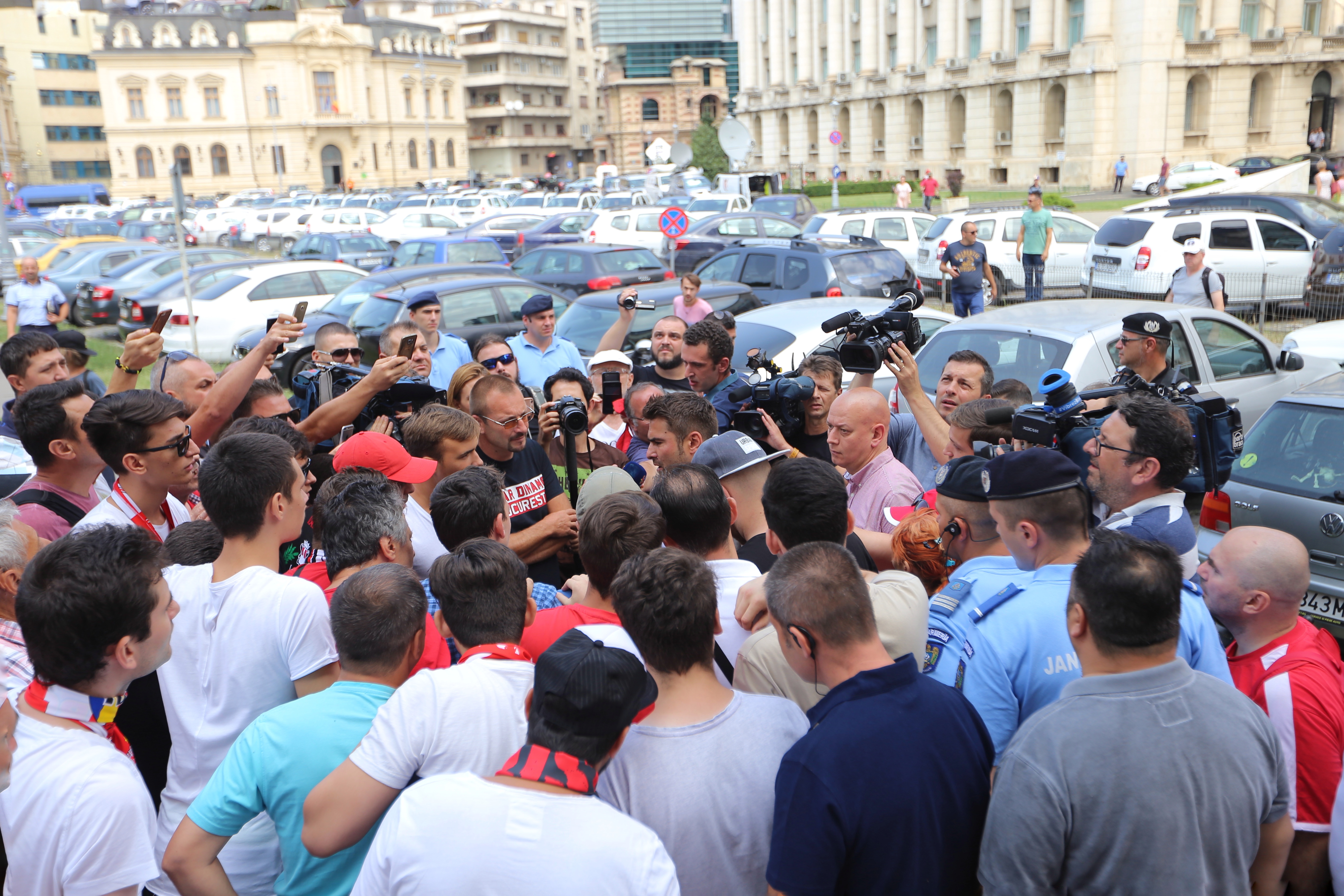 Ce s-a decis cu viitorul stadionului Dinamo. Întâlnire Adi Mutu+Monica Iagăr+Ionuț Negoiță cu ministrul Carmen Dan. Nicolae Badea n-a mai ajuns | FOTO
