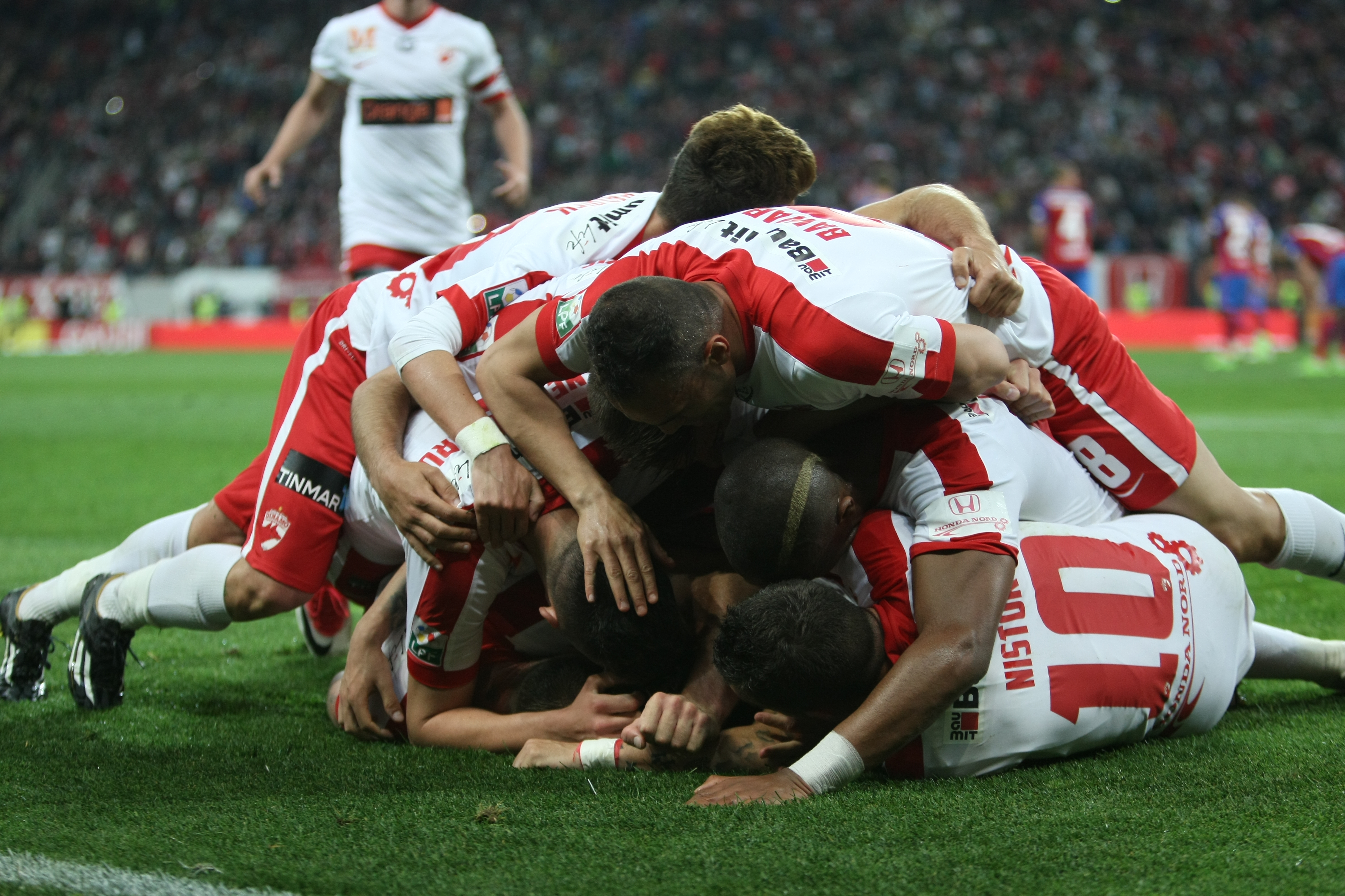 Liga I, etapa a 8-a, play-off: Dinamo - FCSB 2-1. Derby decis în minutul 96, din penalty! ”Cazul Bricheta”, nimica toată pe lângă bombardamentul de pe Arena Națională. Reghe, scandal cu arbitri | LIVE&VIDEO