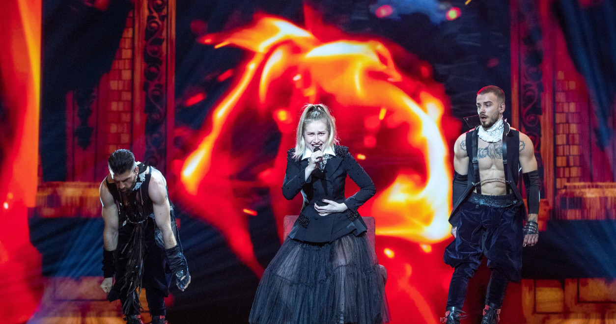 Ester Peony, la prima apariție pe scena Eurovision. "Voi cânta pentru toți românii și îi invit să fie alături de mine, pentru că reprezint țara noastră la cea mai mare competiție muzicală din lume" | FOTO & VIDEO