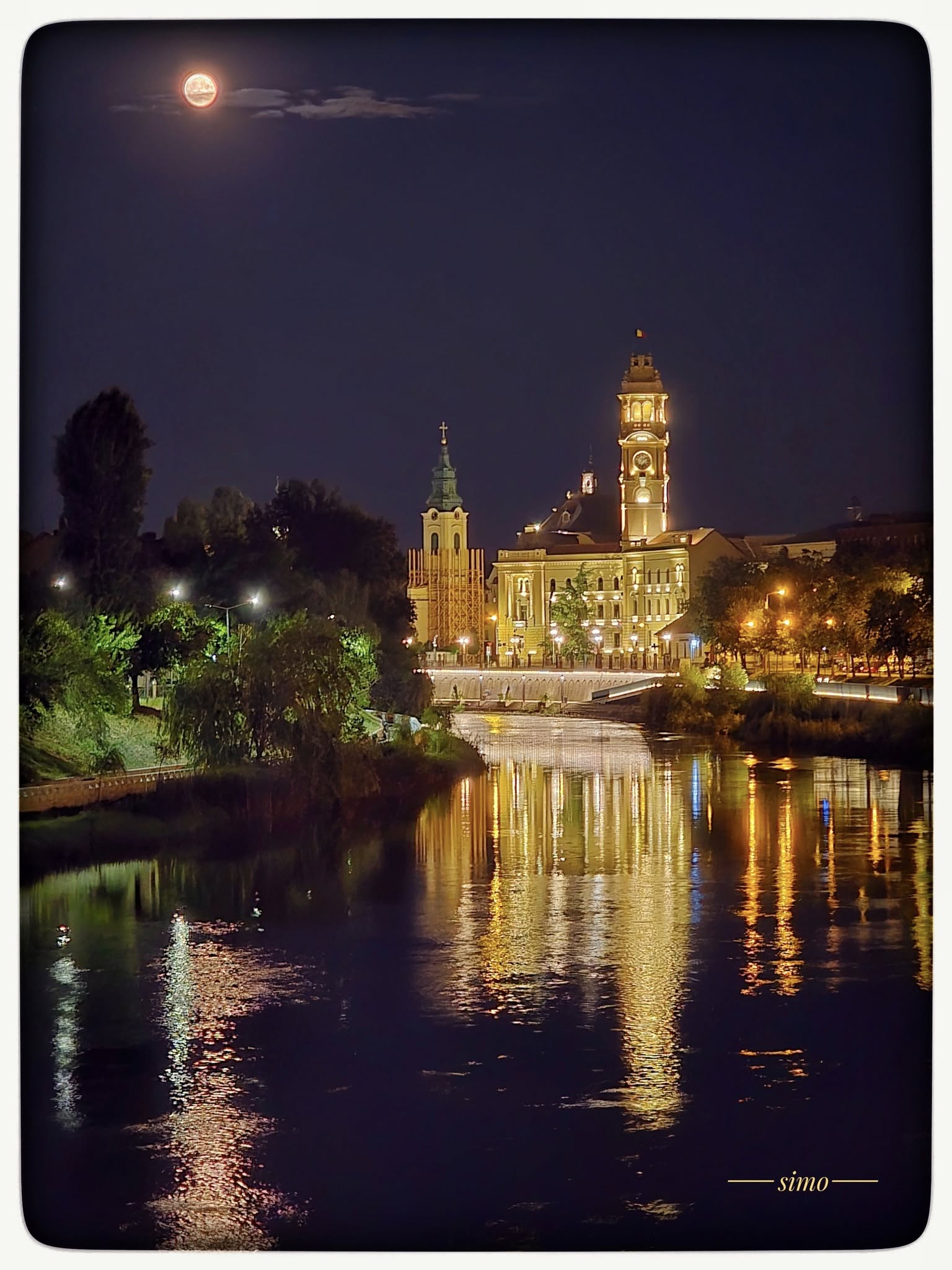 Cum s-a văzut „Luna Căpșună” pe cerul României. Imaginile impresionante din toată țara